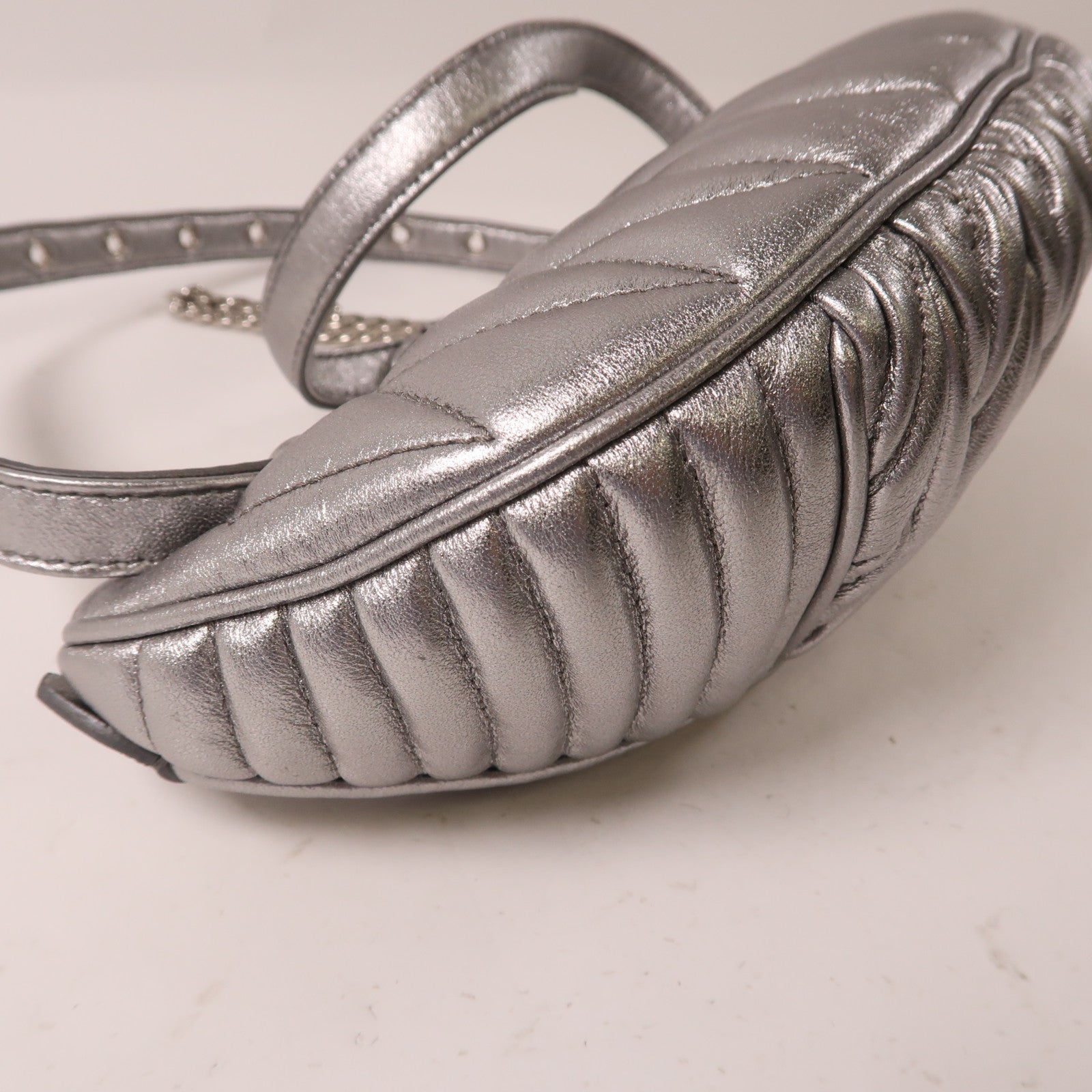 Miu Miu 牛皮皮革Waist Bag銀扣鏈帶肩背袋銀色