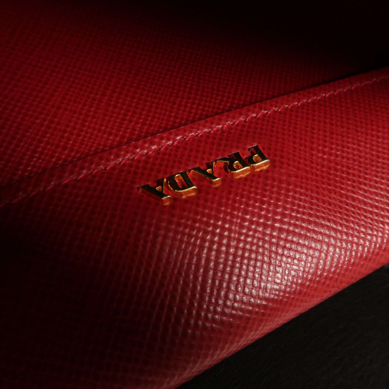 PRADA Saffiano皮革金扣手挽肩背兩用袋