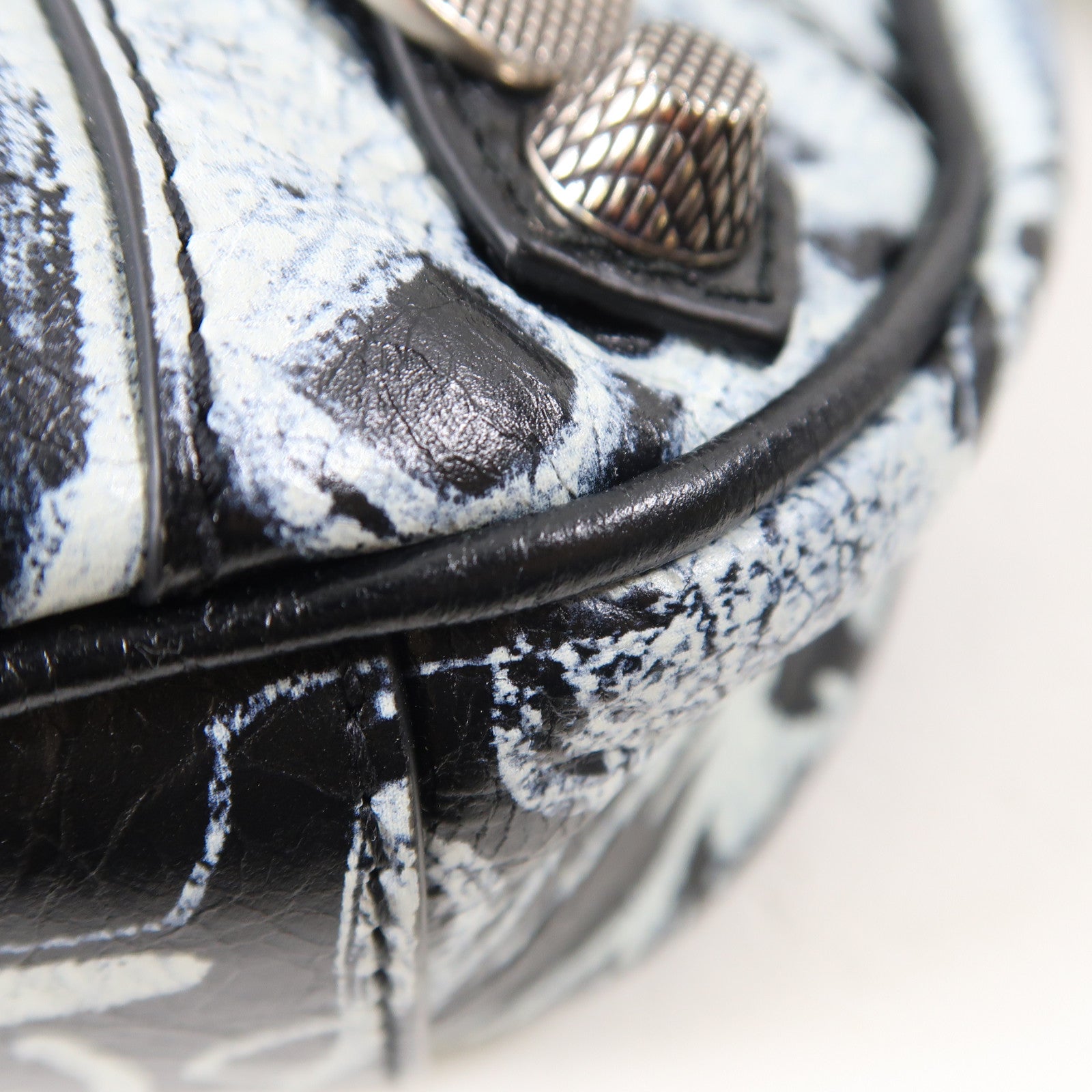 BALENCIAGA 牛皮皮革Le Cagole銀扣肩背袋黑色/淺藍色