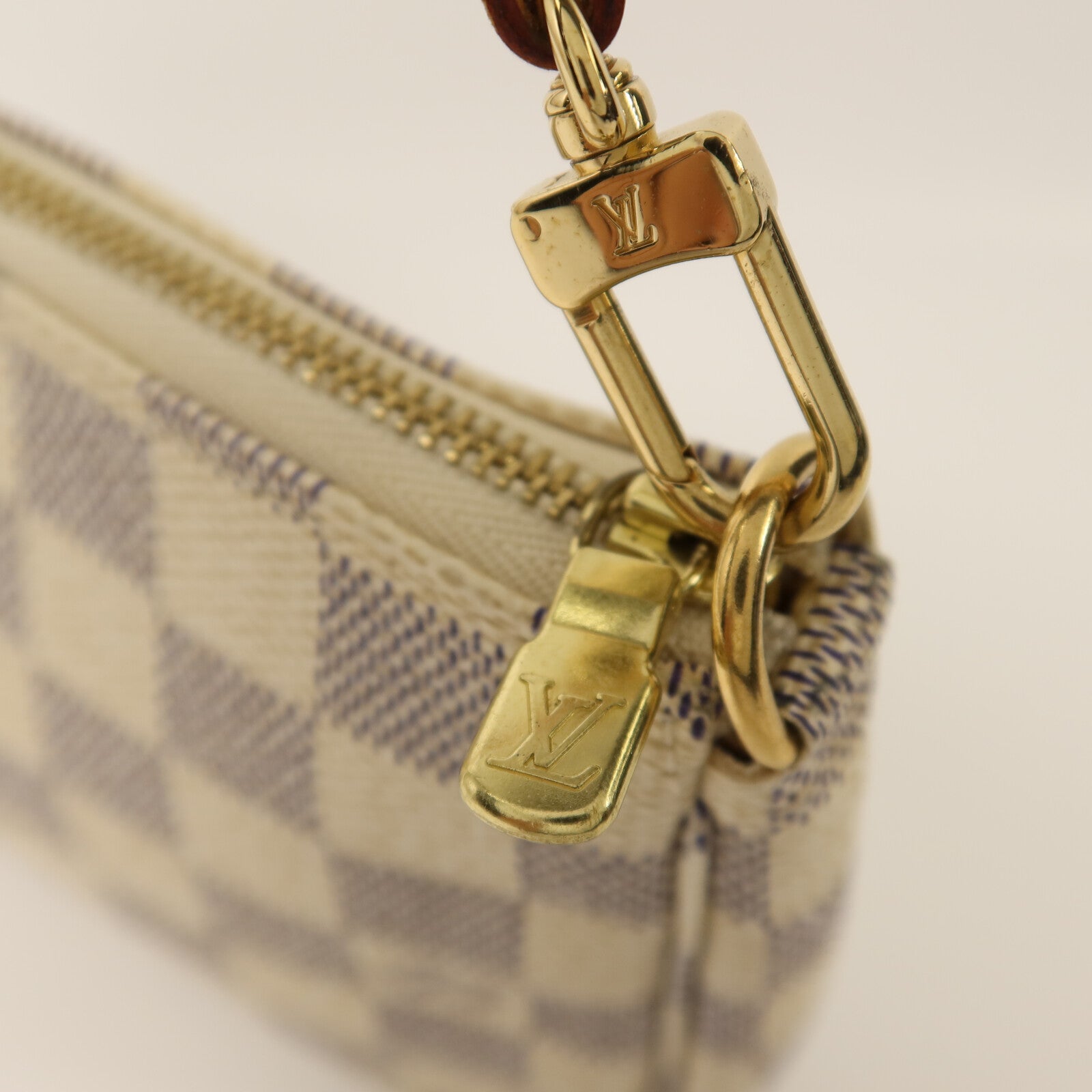 LOUIS VUITTON Damier Azur Pochette Accessories金扣手挽袋