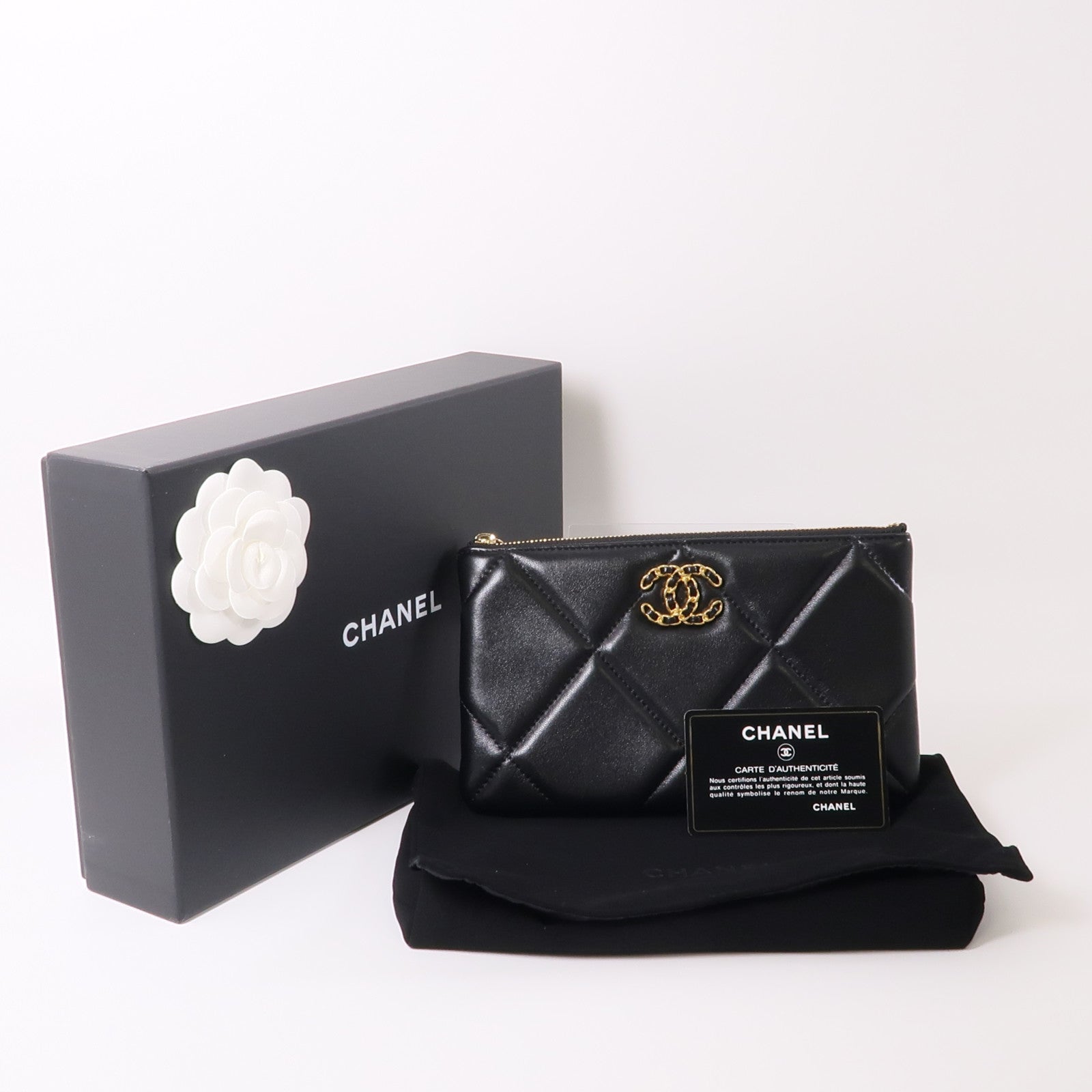 CHANEL 皮革Chanel 19 Pouch金扣手拿包黑色