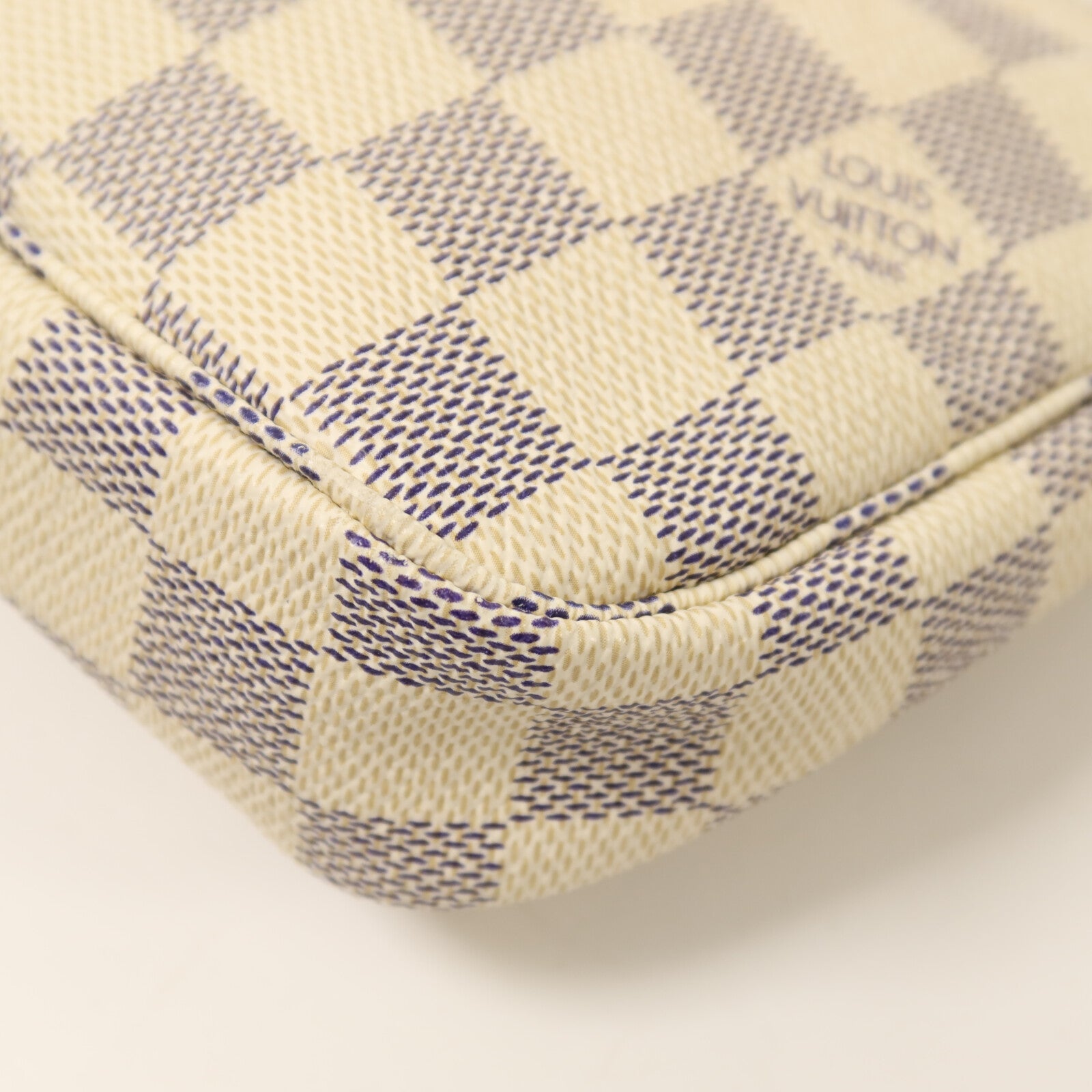 LOUIS VUITTON Damier Azur Pochette Accessories金扣手挽袋