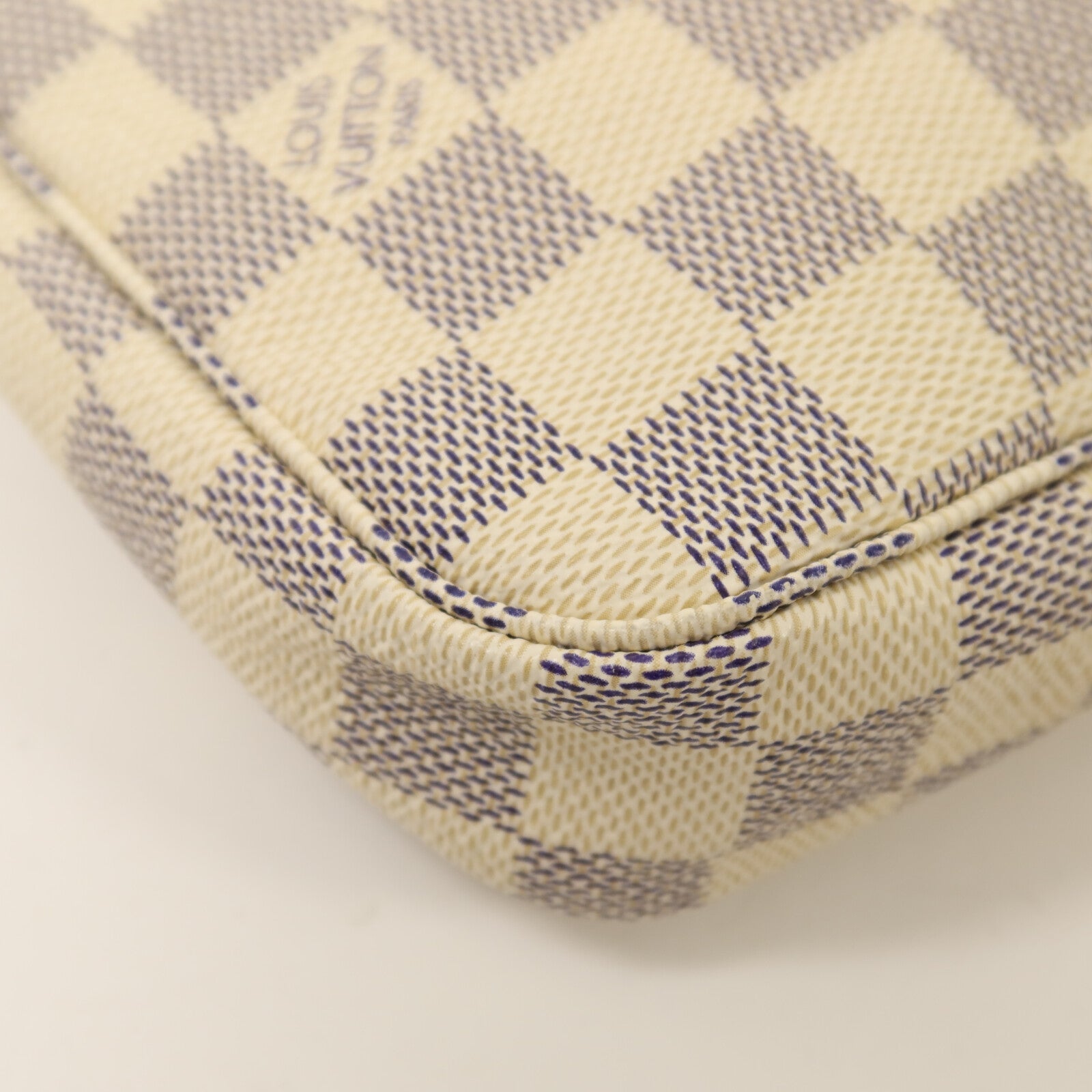 LOUIS VUITTON Damier Azur Pochette Accessories金扣手挽袋