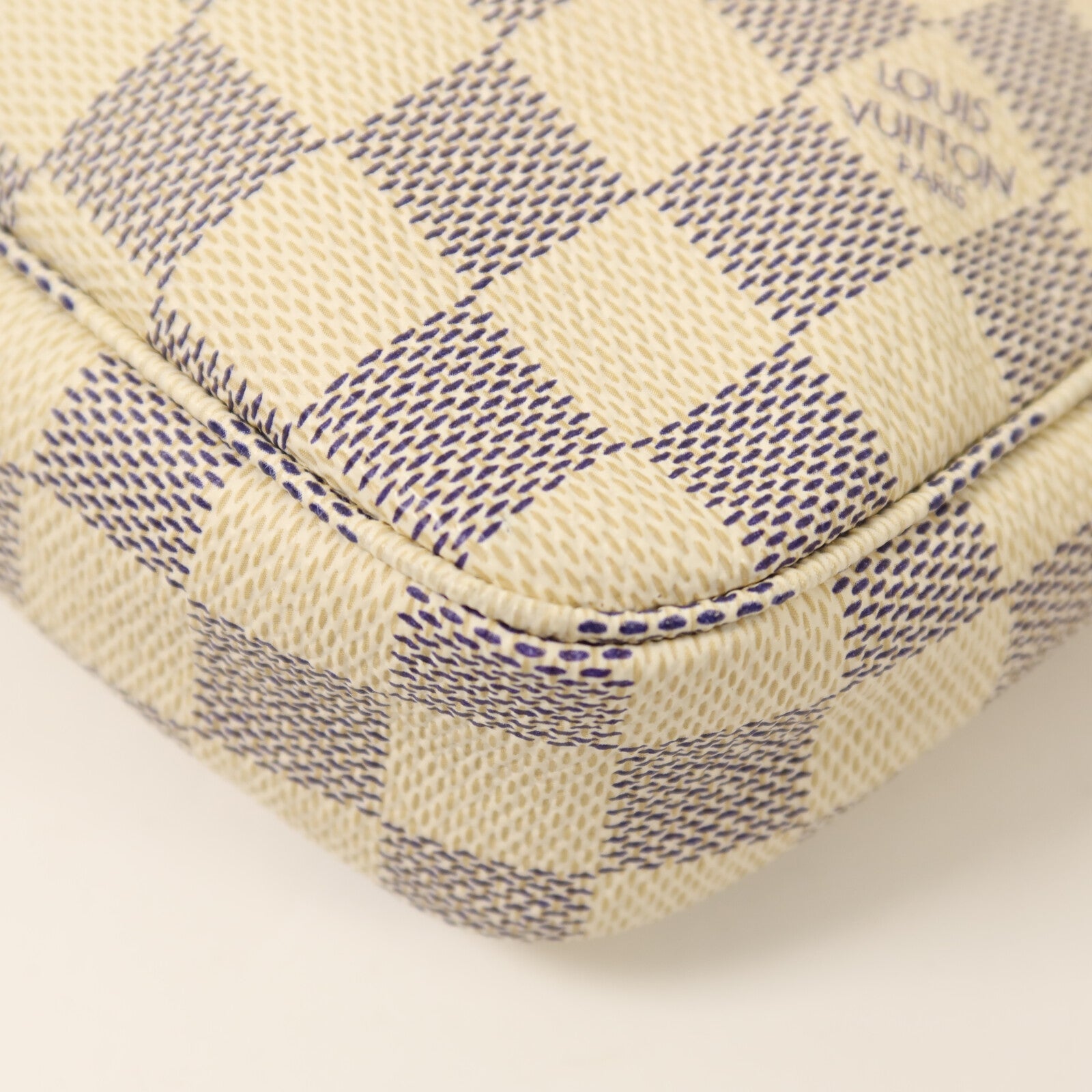 LOUIS VUITTON Damier Azur Pochette Accessories金扣手挽袋