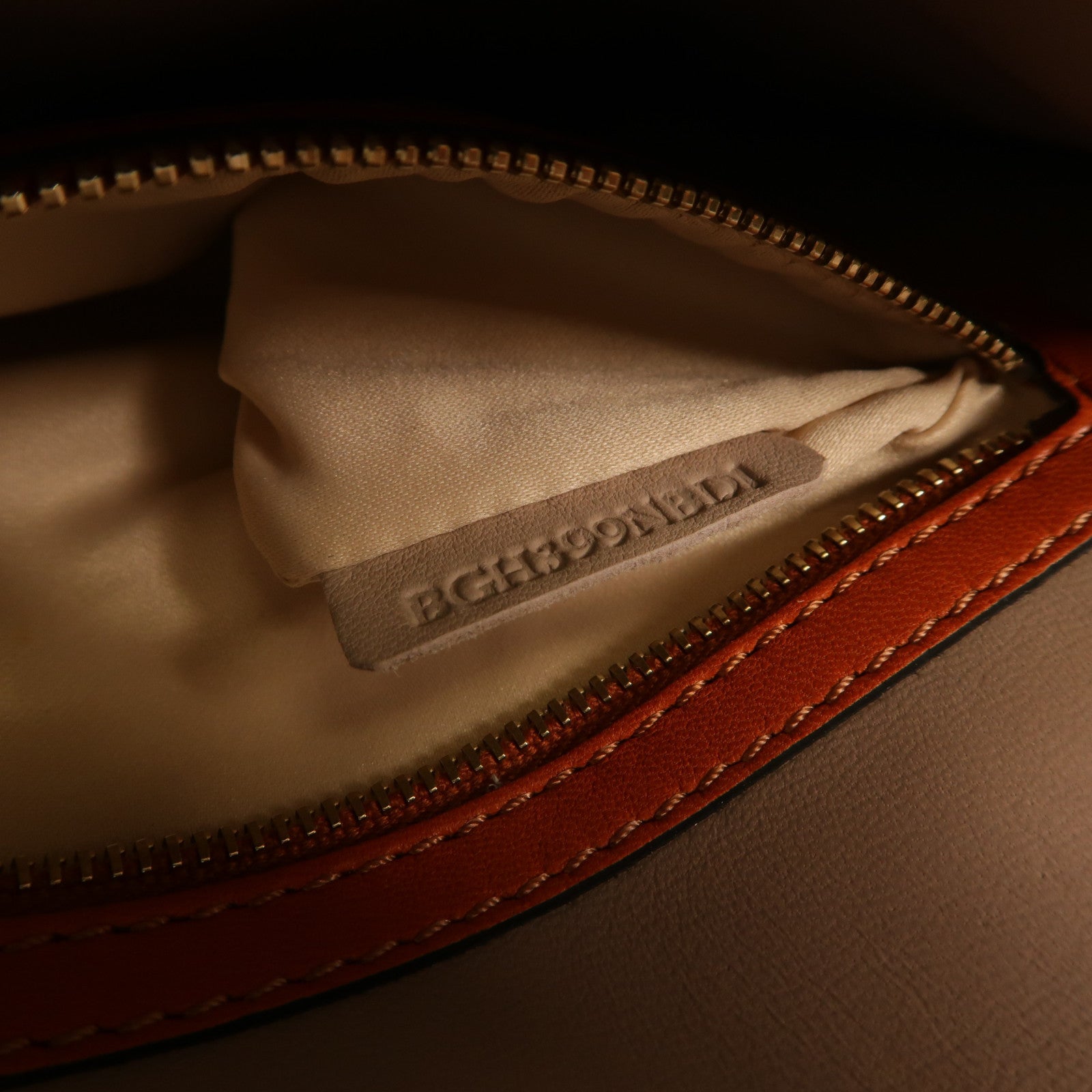 Valentino 【激減優惠】牛皮皮革Clutch金扣手拿包