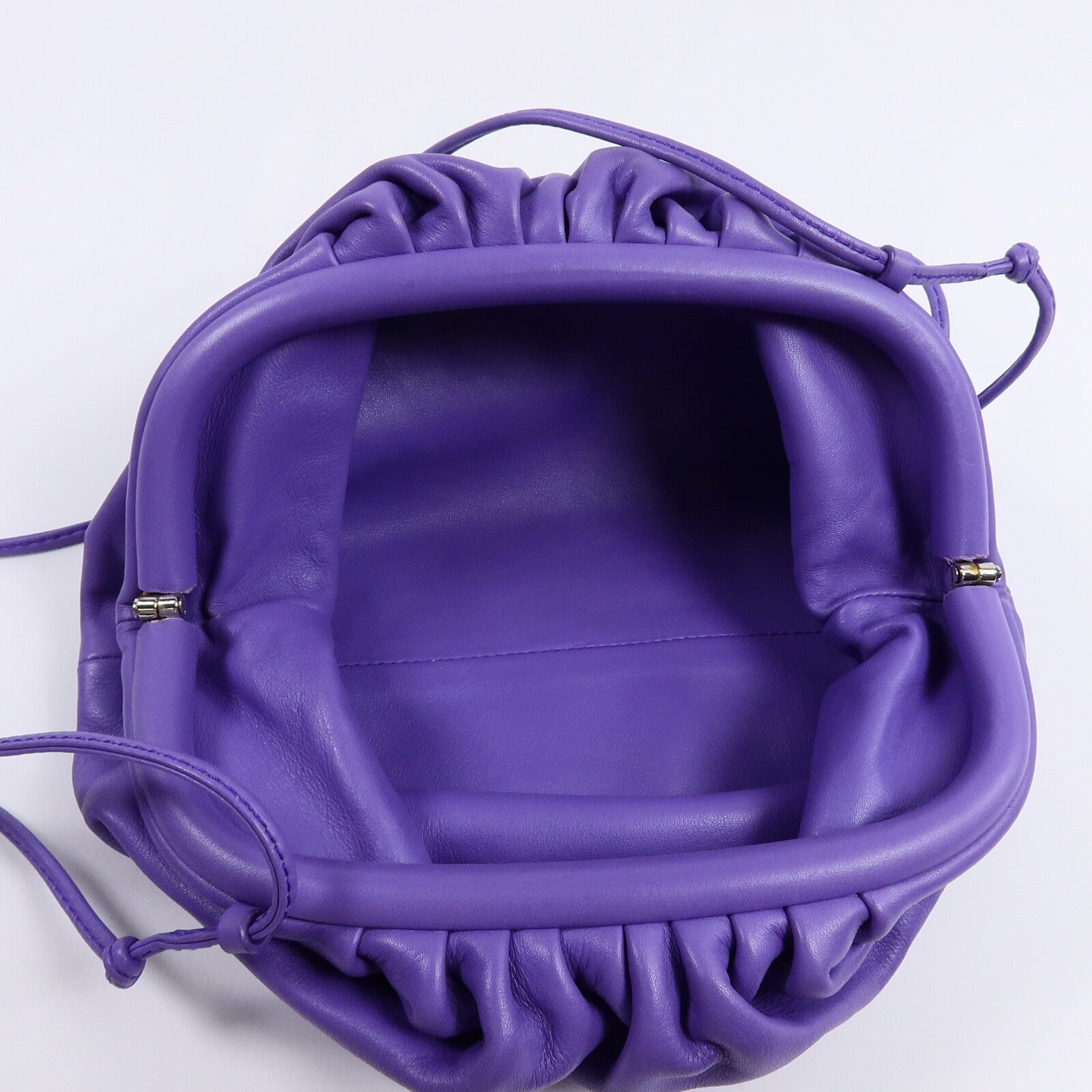 BOTTEGA VENETA 羊皮皮革The Mini Pouch肩背袋