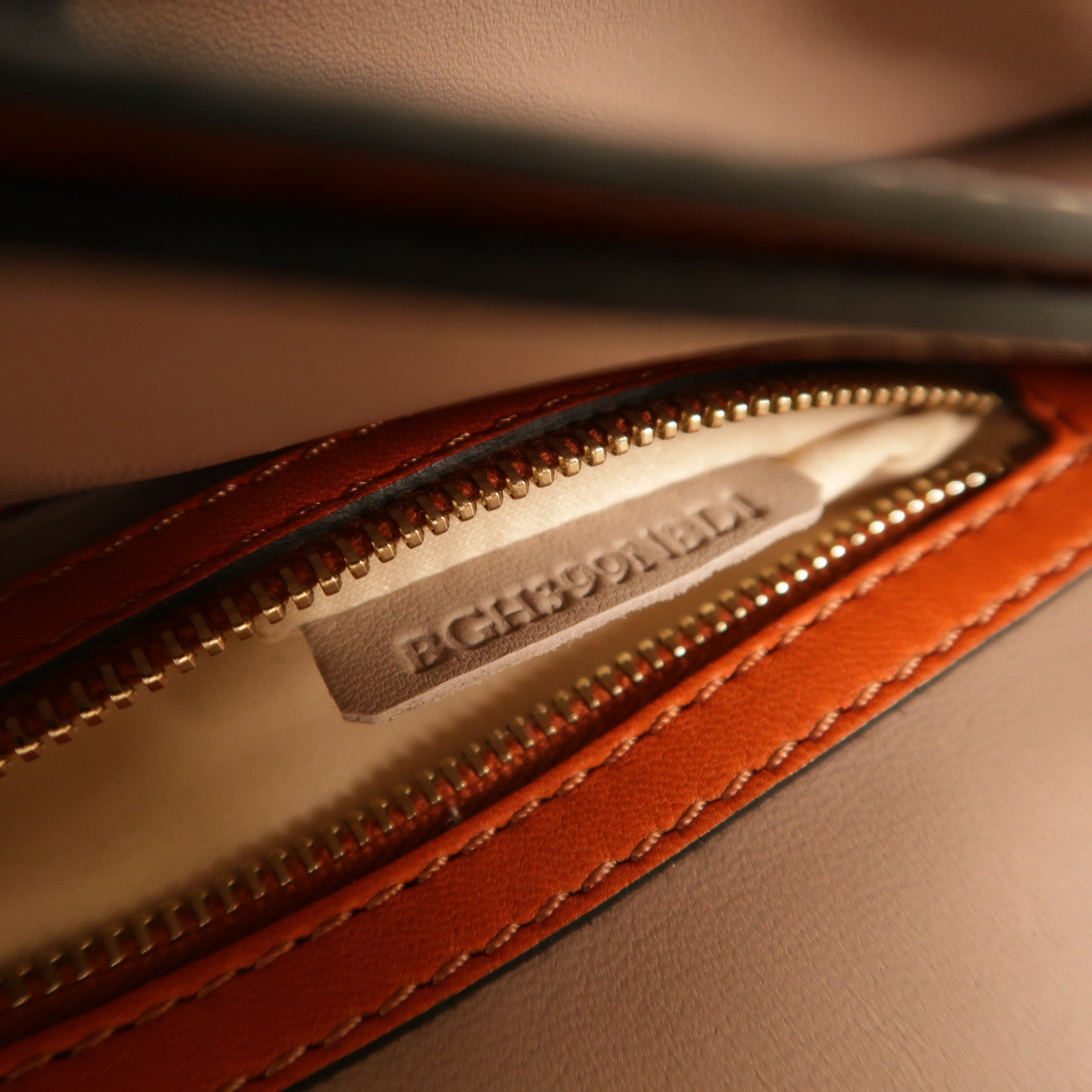 Valentino 牛皮皮革Clutch金扣手拿包