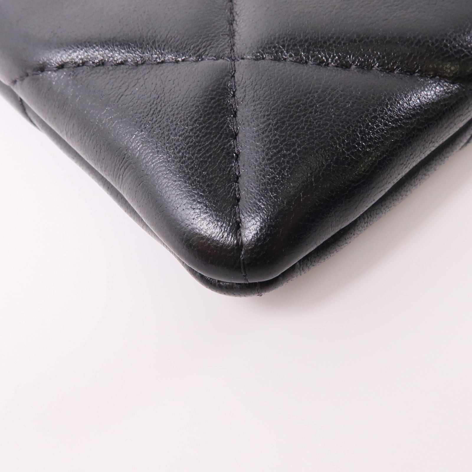 CHANEL 皮革Chanel 19 Pouch金扣手拿包黑色