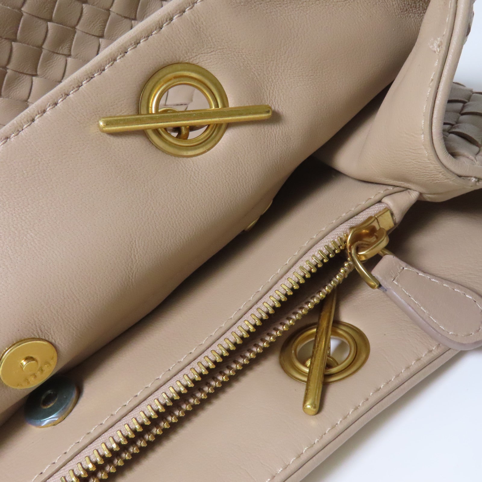 BOTTEGA VENETA 織紋皮革Shoulder Bag金扣鏈帶肩背袋米色