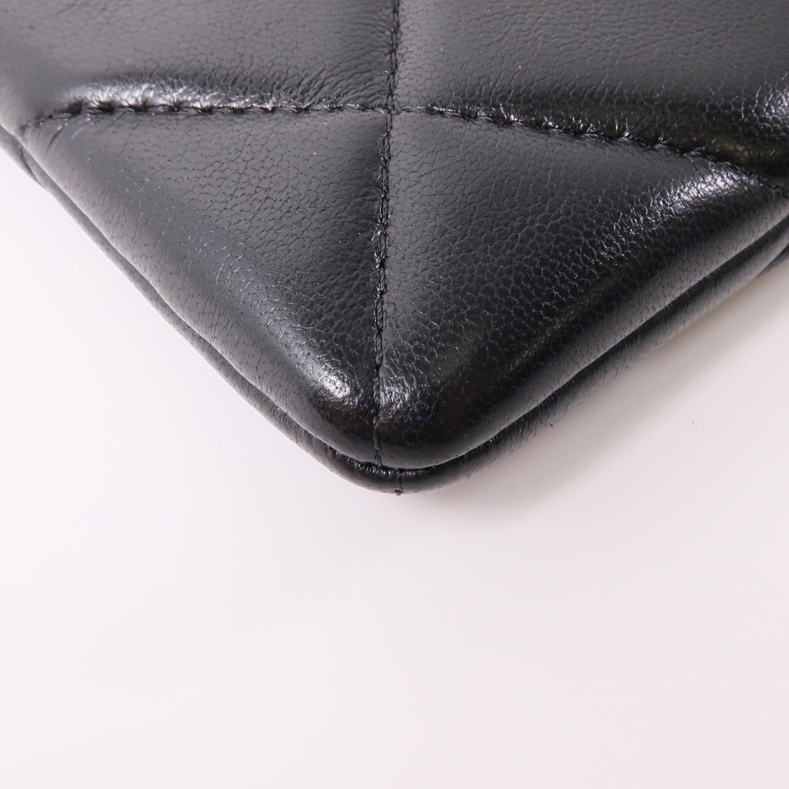CHANEL 皮革Chanel 19 Pouch金扣手拿包黑色