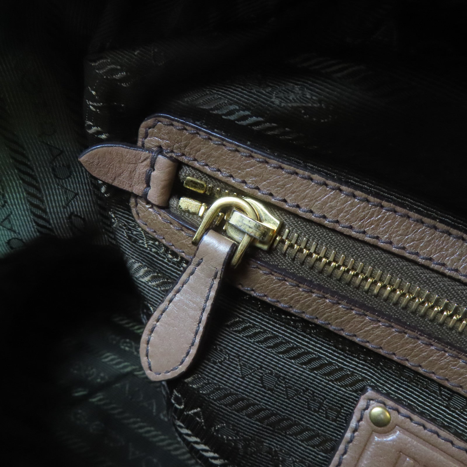 PRADA 牛皮皮革Handbag金扣手挽袋啡色