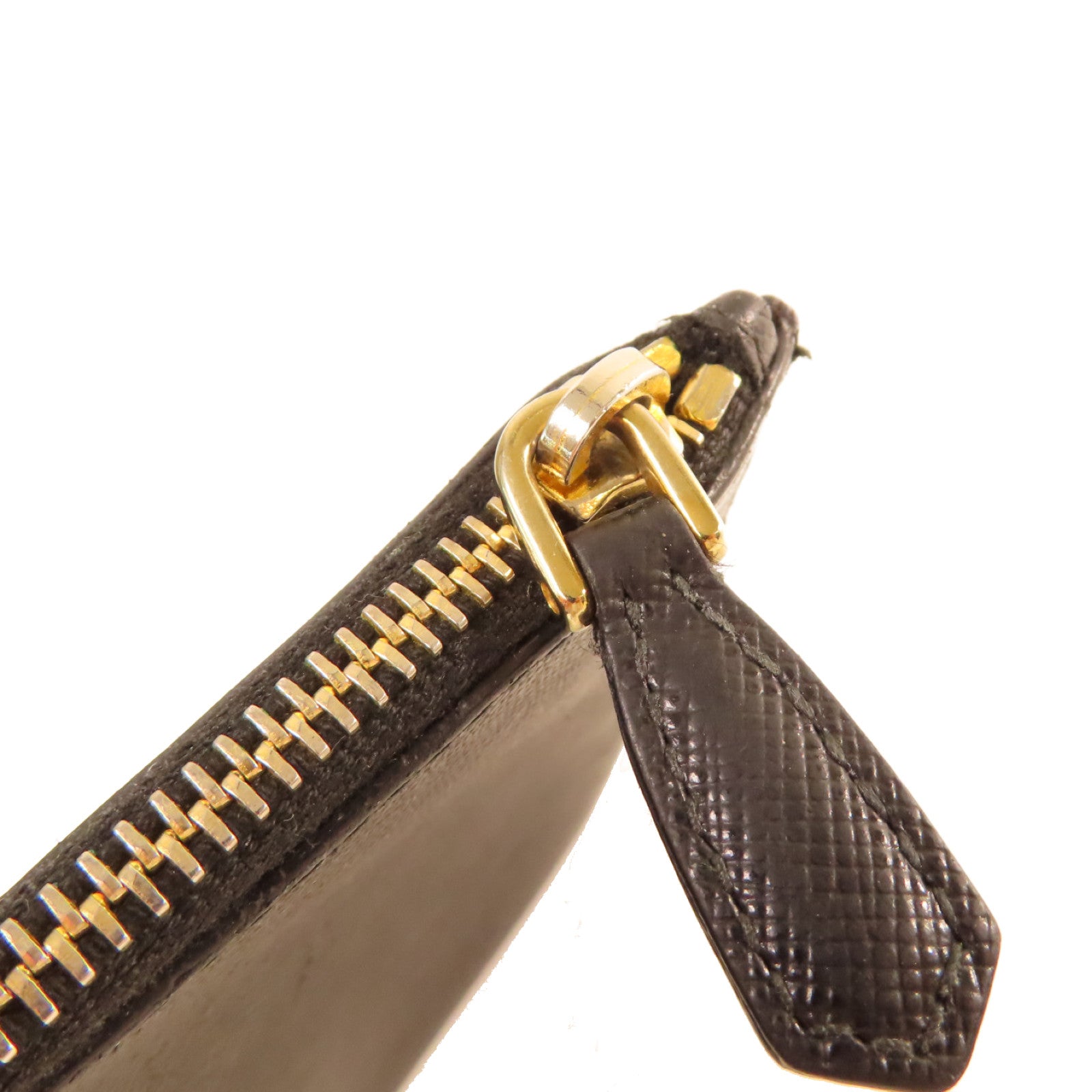 PRADA Saffiano皮革Pouch金扣手拿包黑色