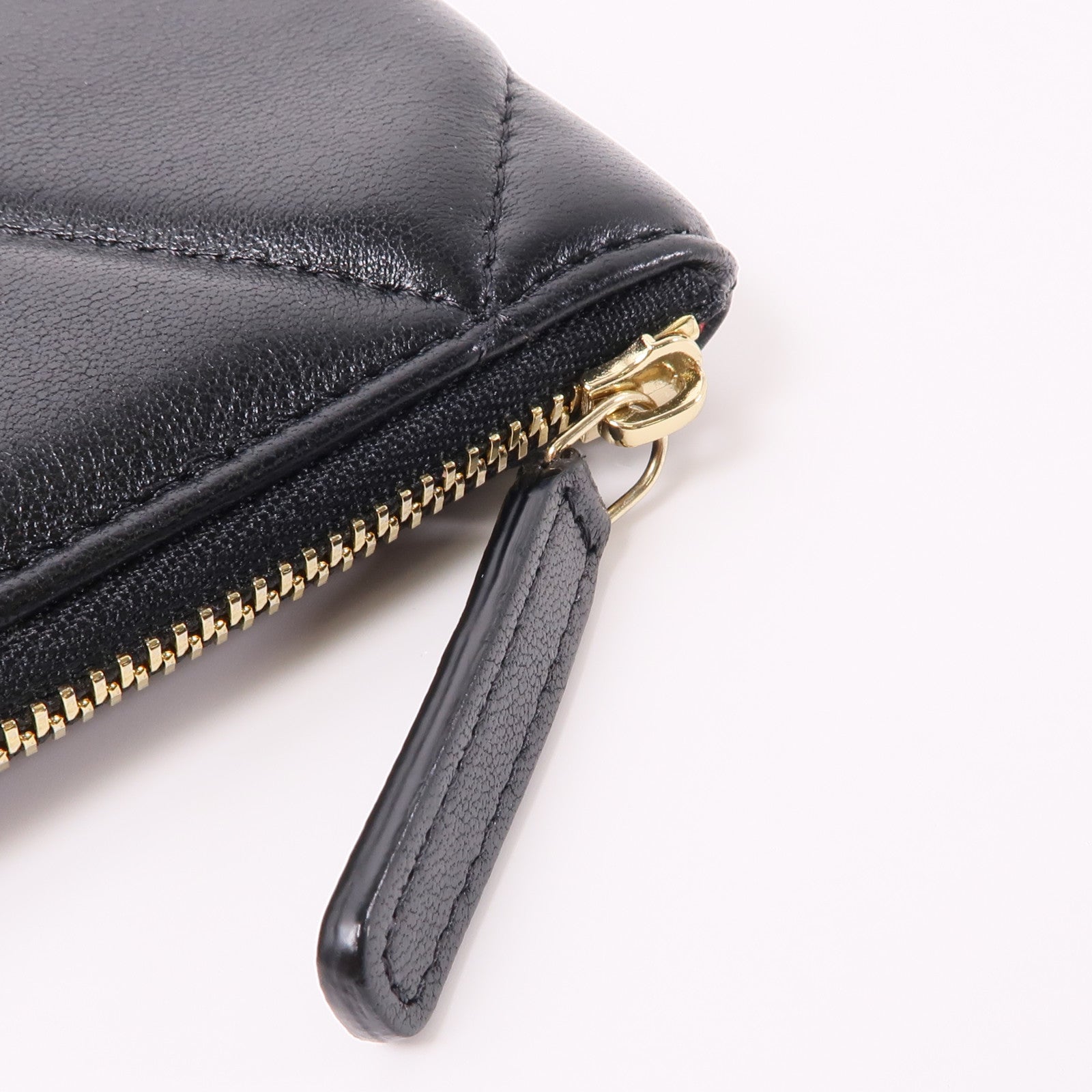 CHANEL 皮革Chanel 19 Pouch金扣手拿包黑色