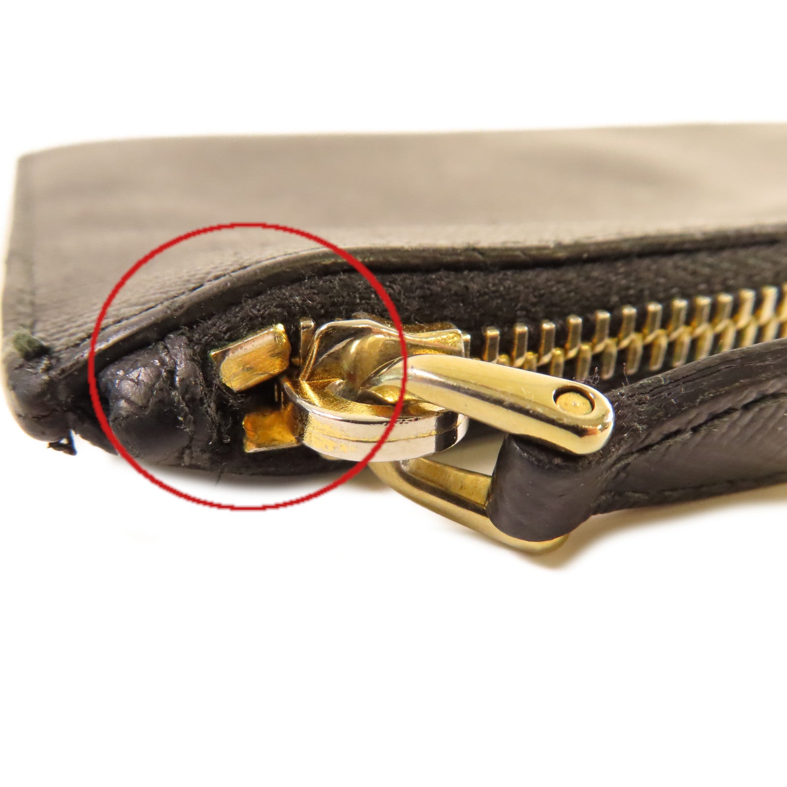 PRADA Saffiano皮革Pouch金扣手拿包黑色