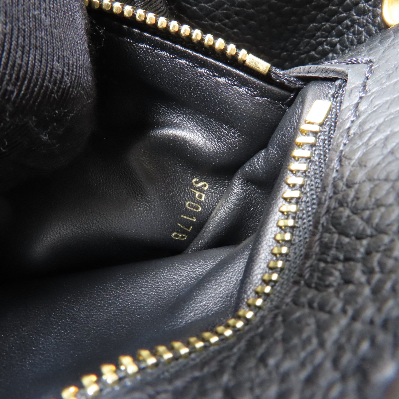 LOUIS VUITTON 牛皮皮革Capucines MM金扣手挽肩背兩用袋黑色