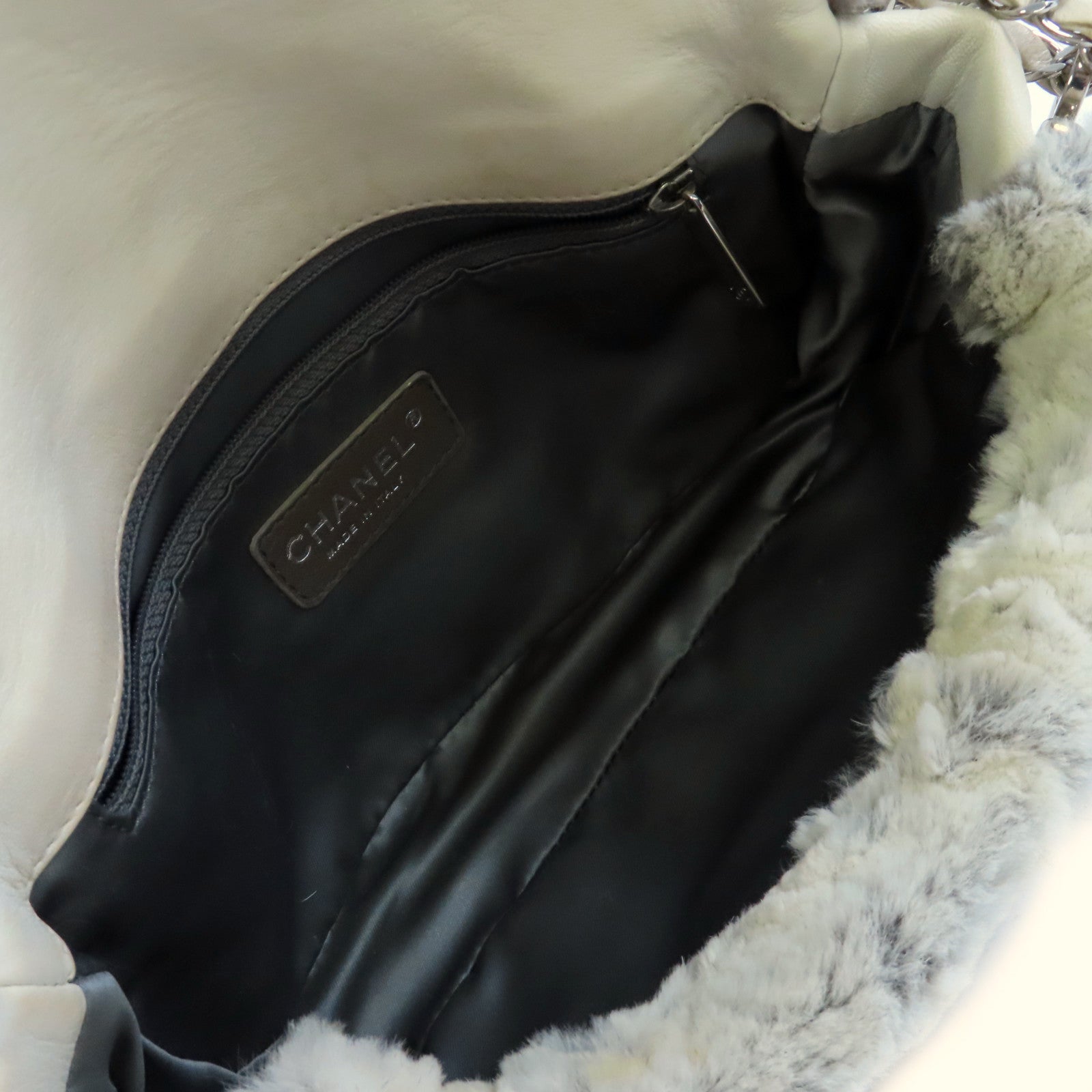 CHANEL 毛絨Shoulder Bag銀扣鏈帶肩背袋米白色