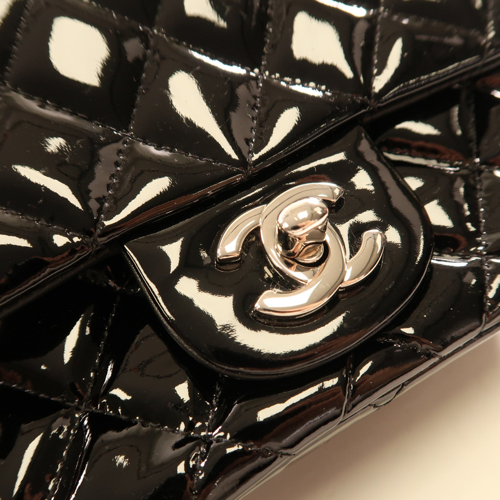 CHANEL 漆皮皮革Mini Classic 17銀扣鏈帶肩背袋