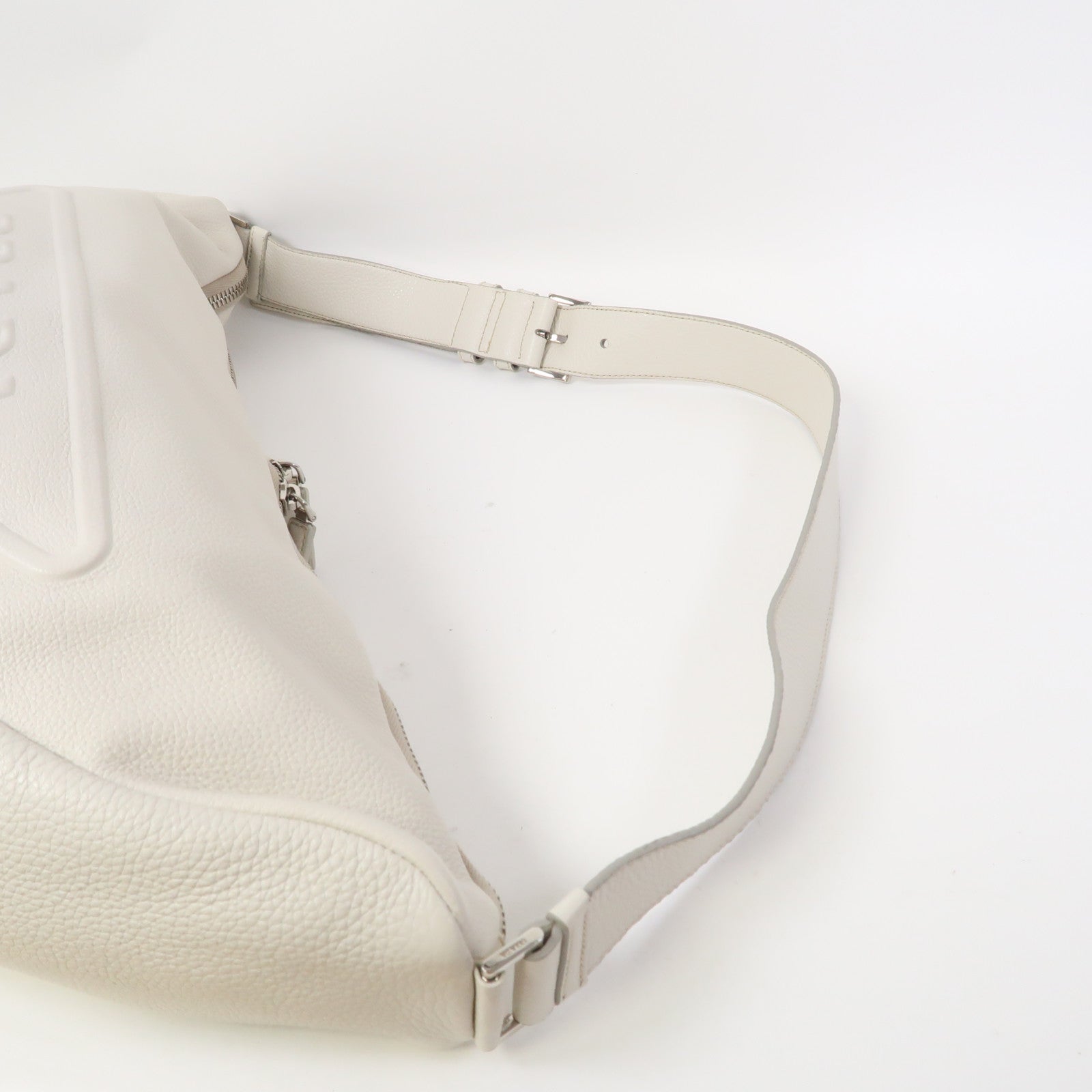 PRADA 牛皮皮革Triangle Bag銀扣肩背袋白色