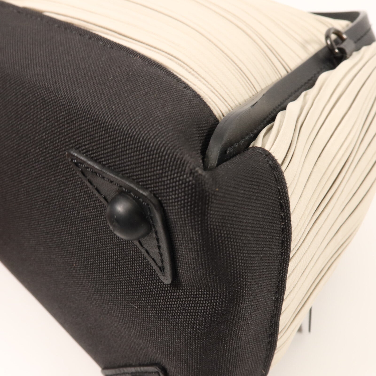 ISSEY MIYAKE 聚酯纖維Issey Miyake Bias Pleats Bag肩背袋