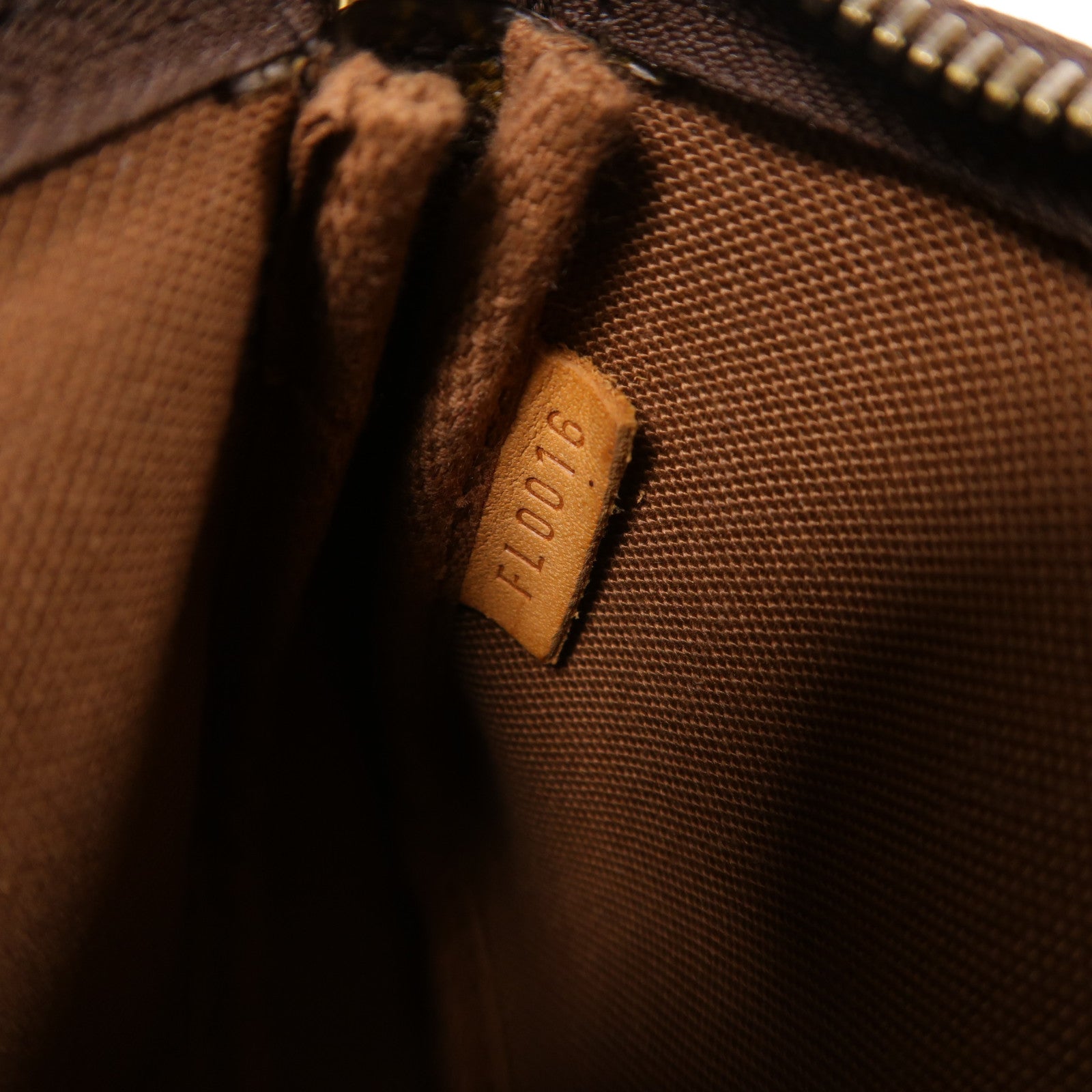 LOUIS VUITTON Monogram Mini Pochette Accessoires金扣手挽袋棕色