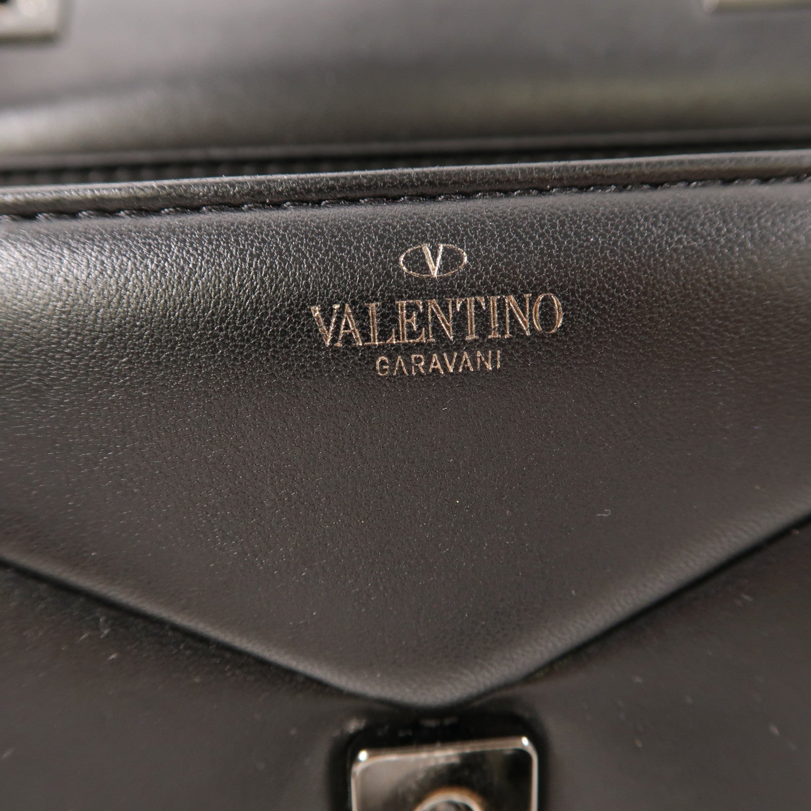 Valentino 羊皮皮革Garavani One Stud鏈帶肩背袋黑色
