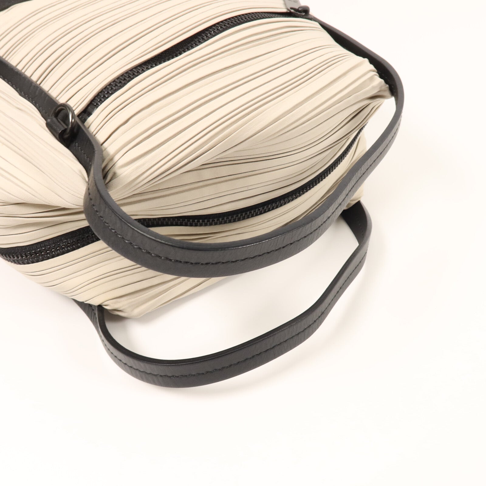 ISSEY MIYAKE 聚酯纖維Issey Miyake Bias Pleats Bag肩背袋
