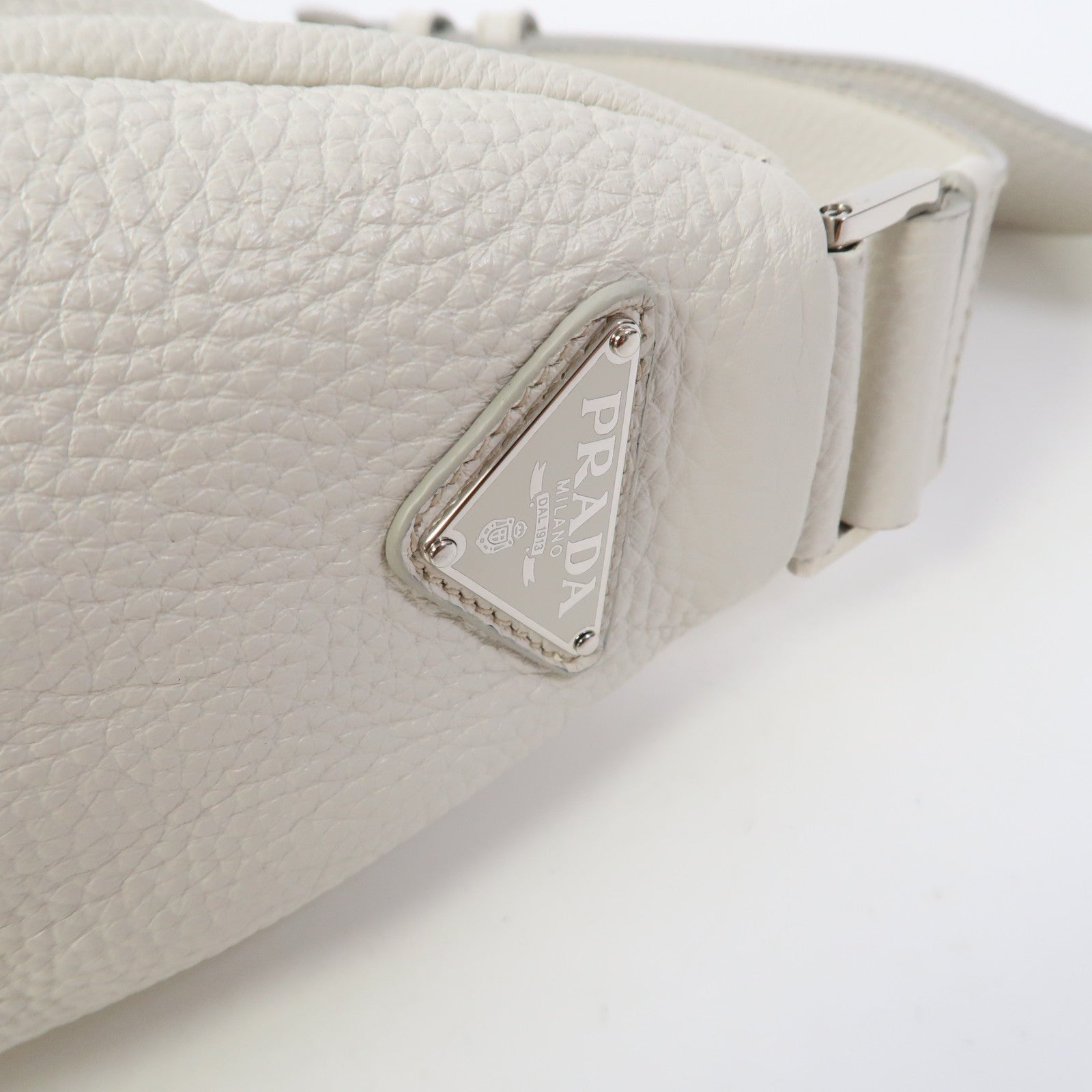 PRADA 牛皮皮革Triangle Bag銀扣肩背袋白色