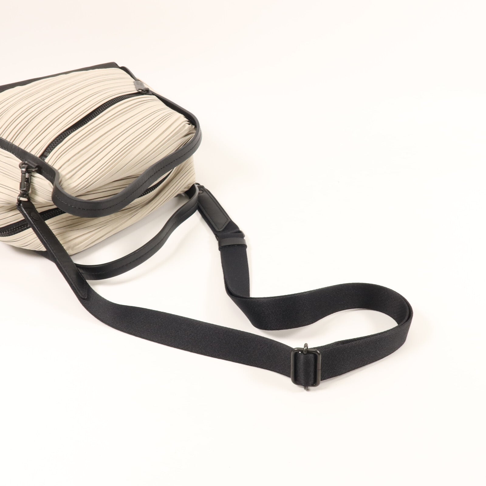 ISSEY MIYAKE 聚酯纖維Issey Miyake Bias Pleats Bag肩背袋