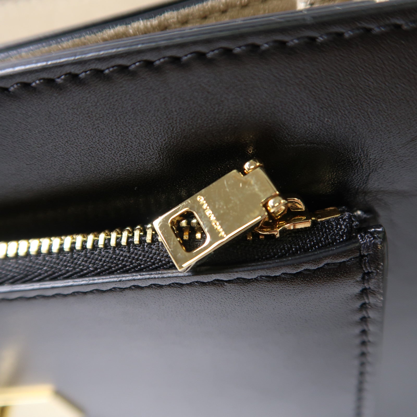 GIVENCHY 牛皮皮革GV3金扣鏈帶手挽肩背兩用袋黑色