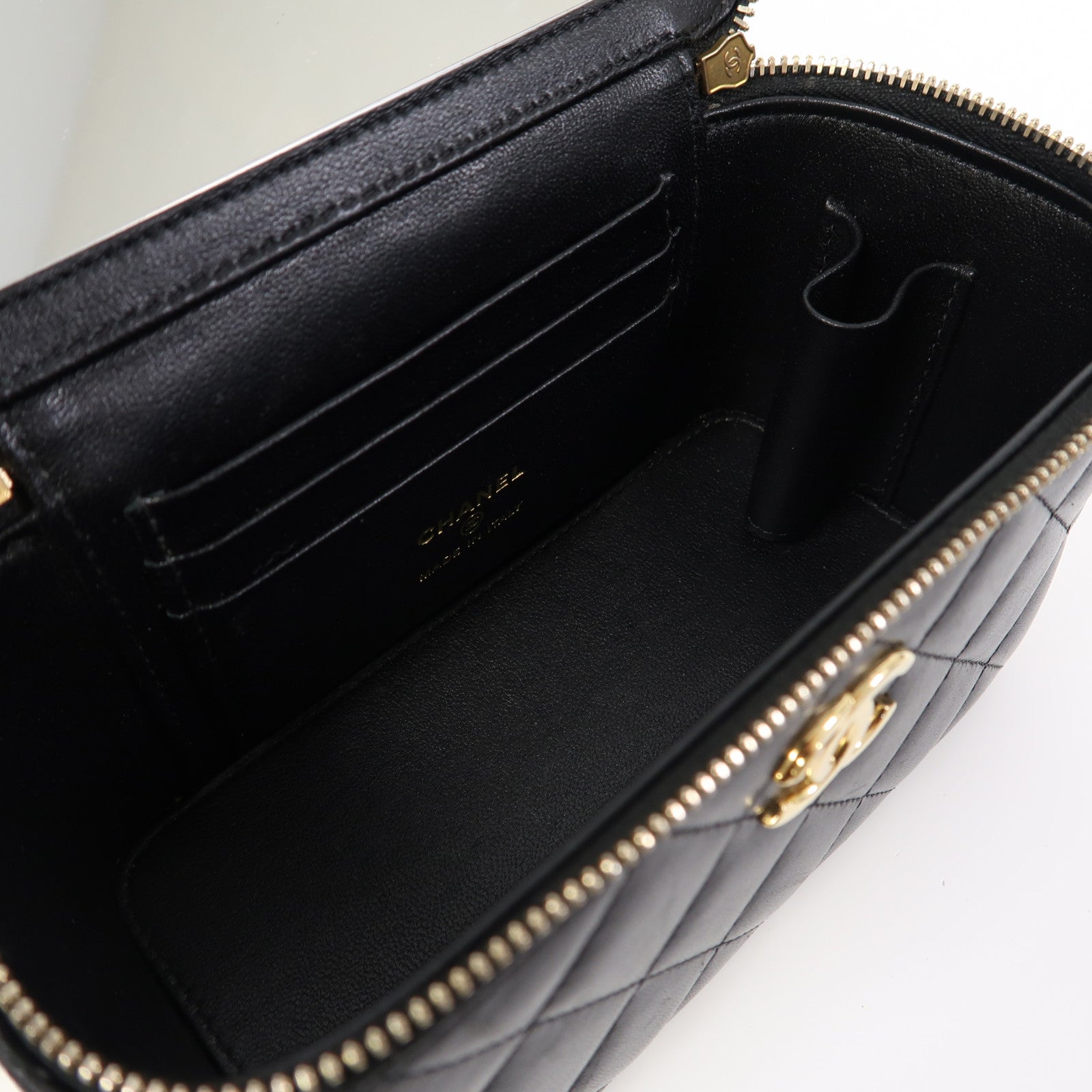 CHANEL 【激減優惠】菱格羊皮皮革Vanity Case金扣鏈帶肩背袋黑色