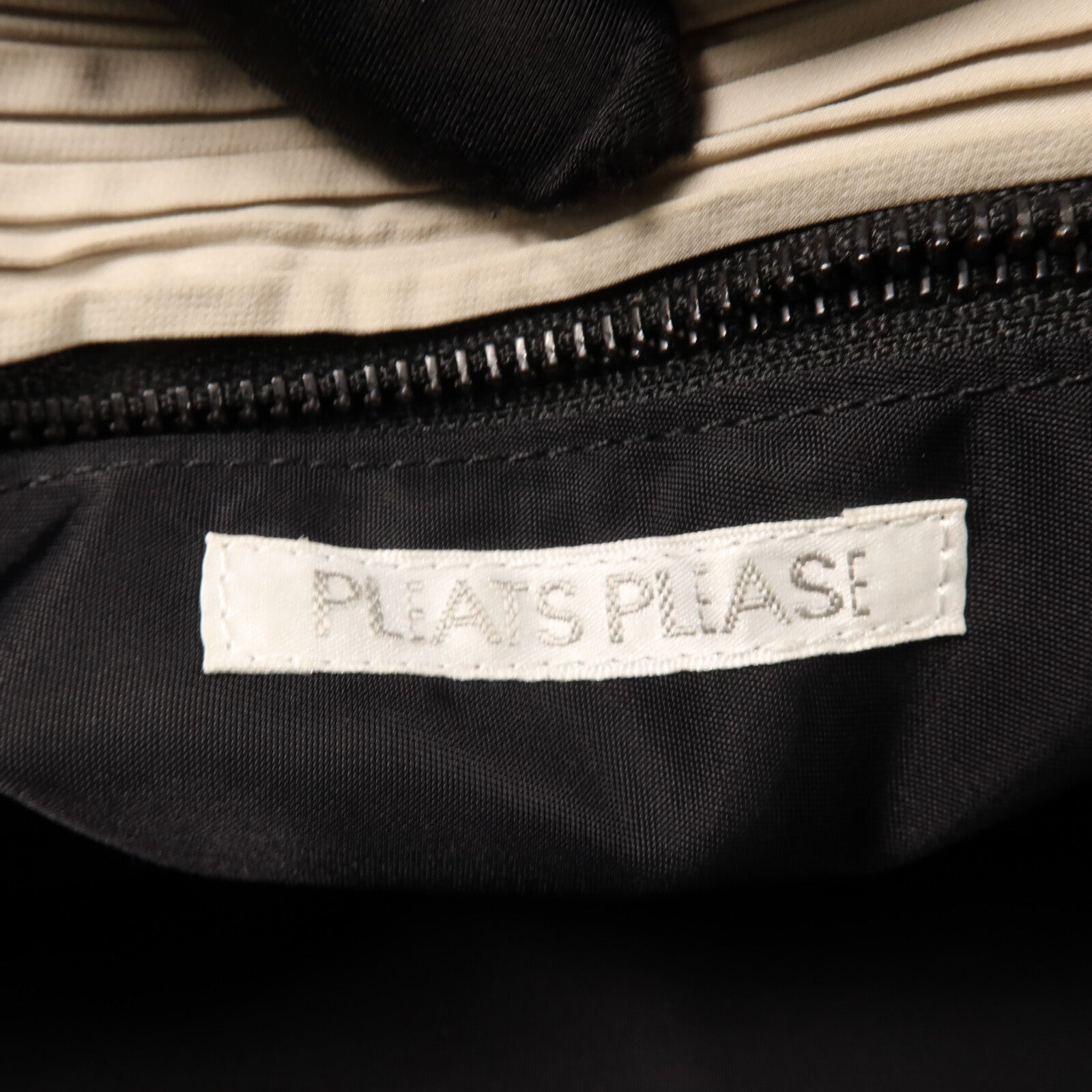 ISSEY MIYAKE 聚酯纖維Issey Miyake Bias Pleats Bag肩背袋