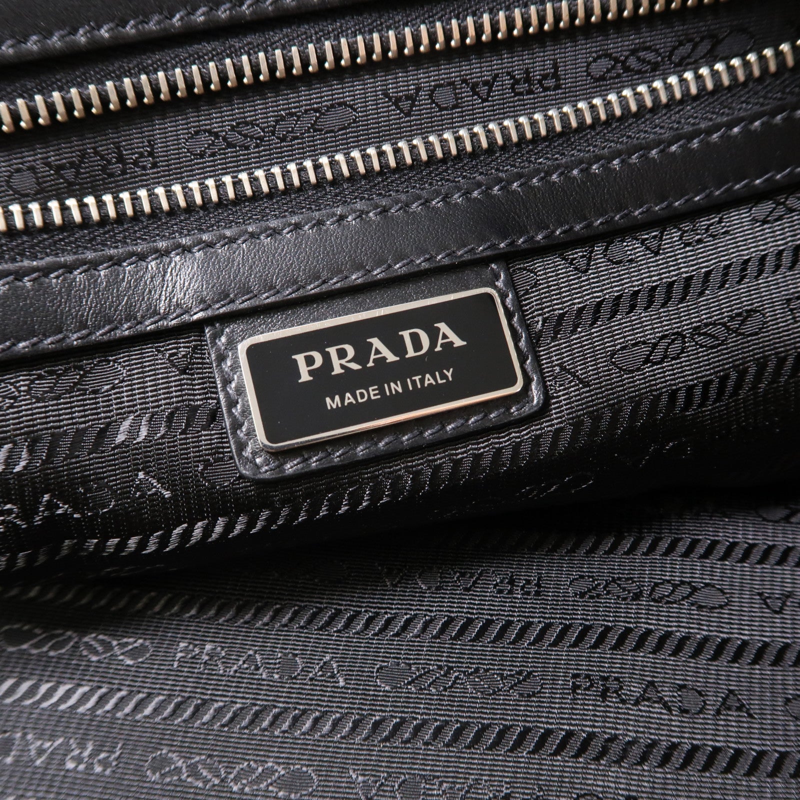 PRADA 牛皮皮革Triangle Bag銀扣肩背袋白色
