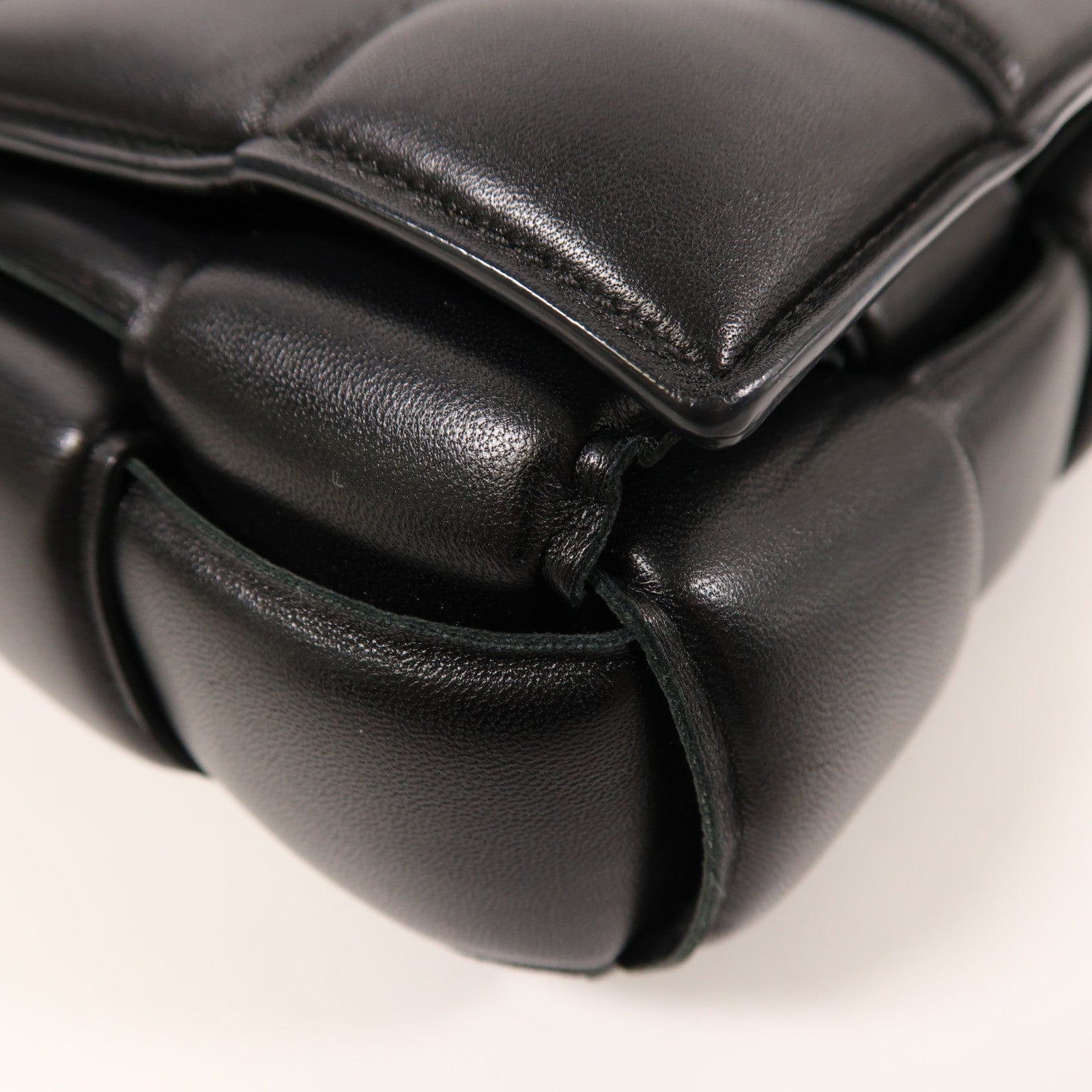 BOTTEGA VENETA 羊皮皮革Padded Cassette銀扣肩背袋