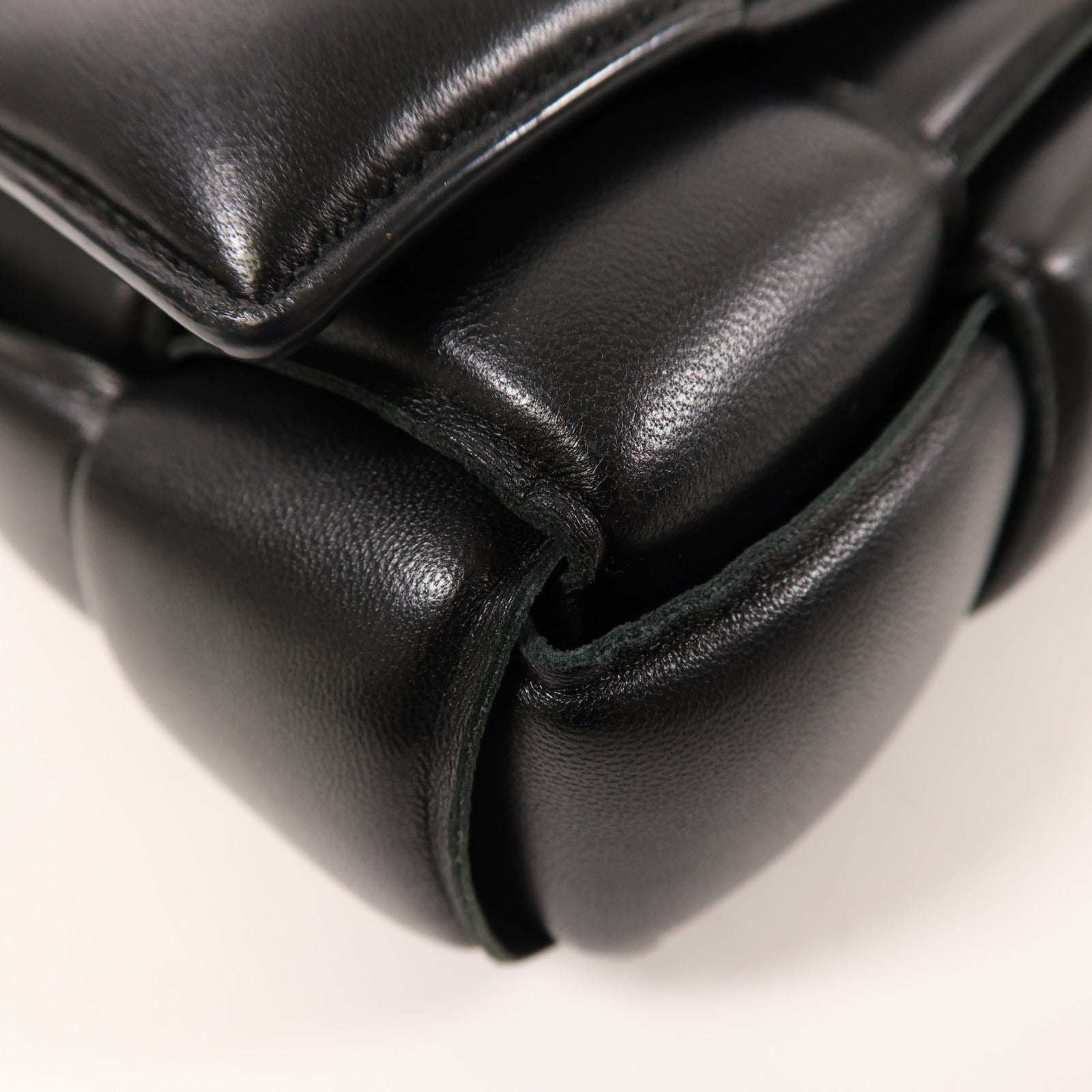 BOTTEGA VENETA 羊皮皮革Padded Cassette銀扣肩背袋