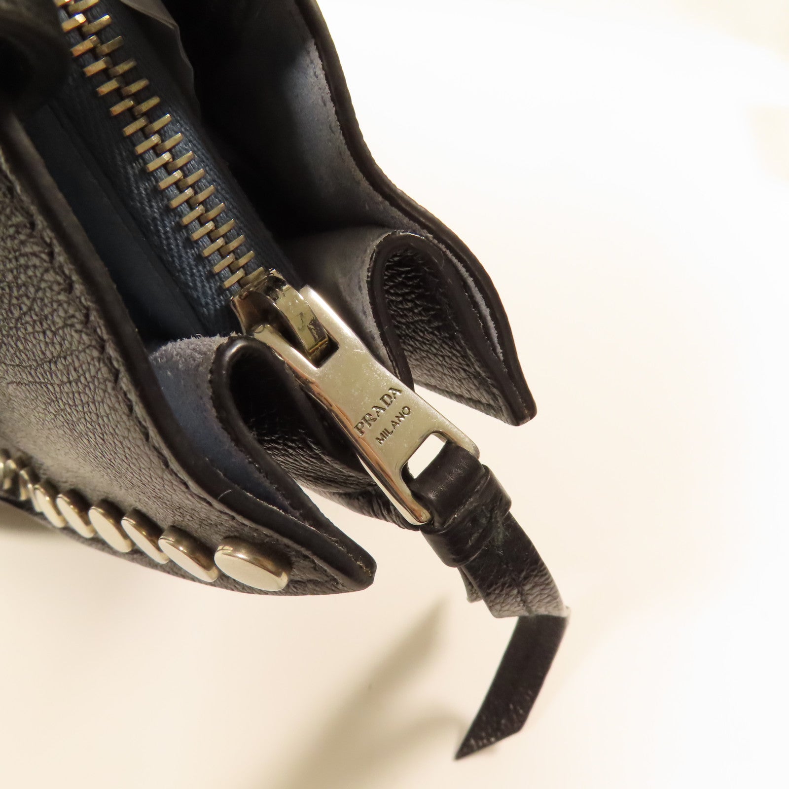 PRADA 牛皮皮革Etiquette銀扣肩背袋