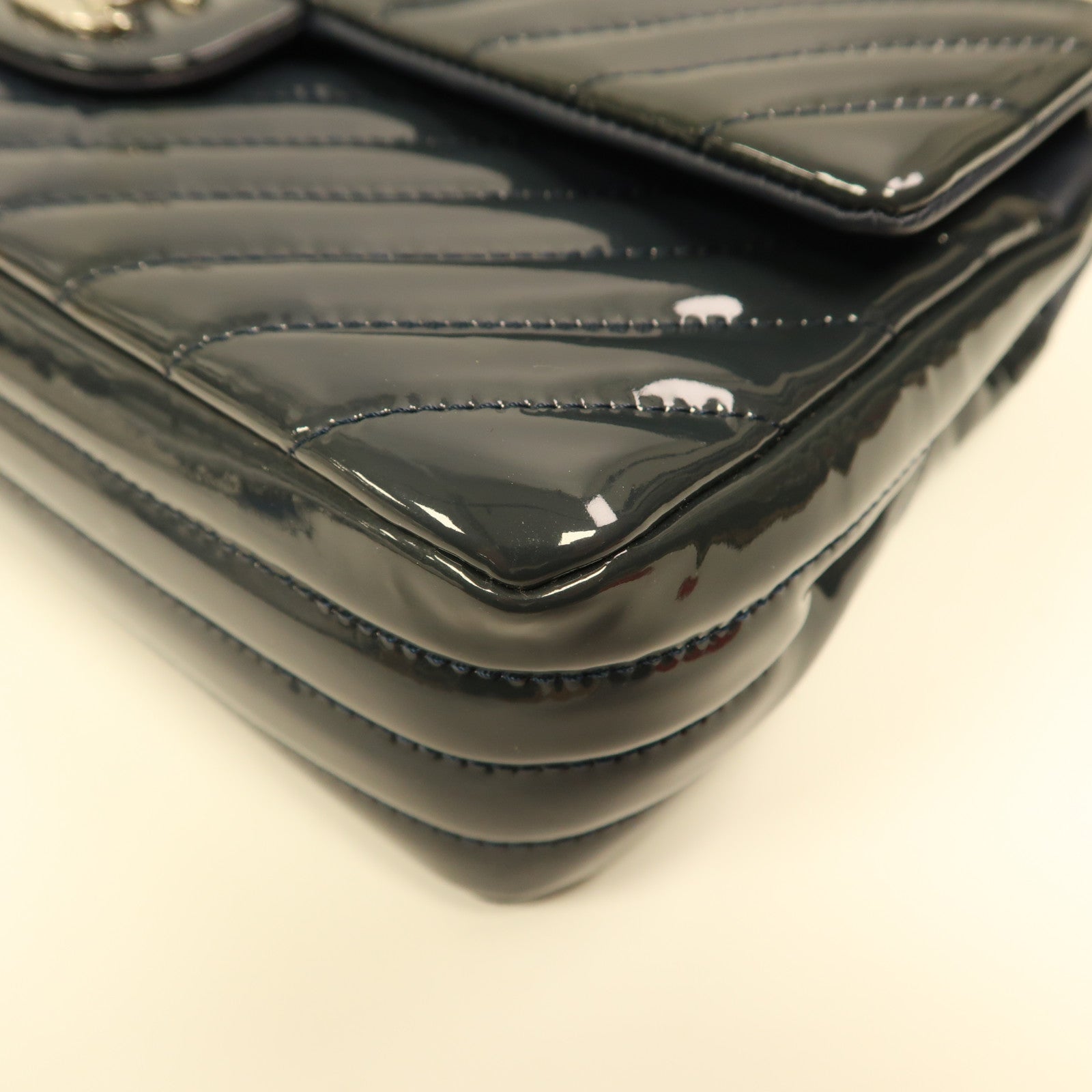 CHANEL 漆皮皮革Classic 25銀扣鏈帶肩背袋灰藍色