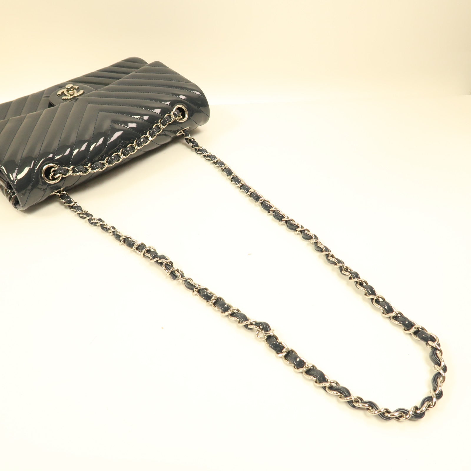 CHANEL 漆皮皮革Classic 25銀扣鏈帶肩背袋灰藍色