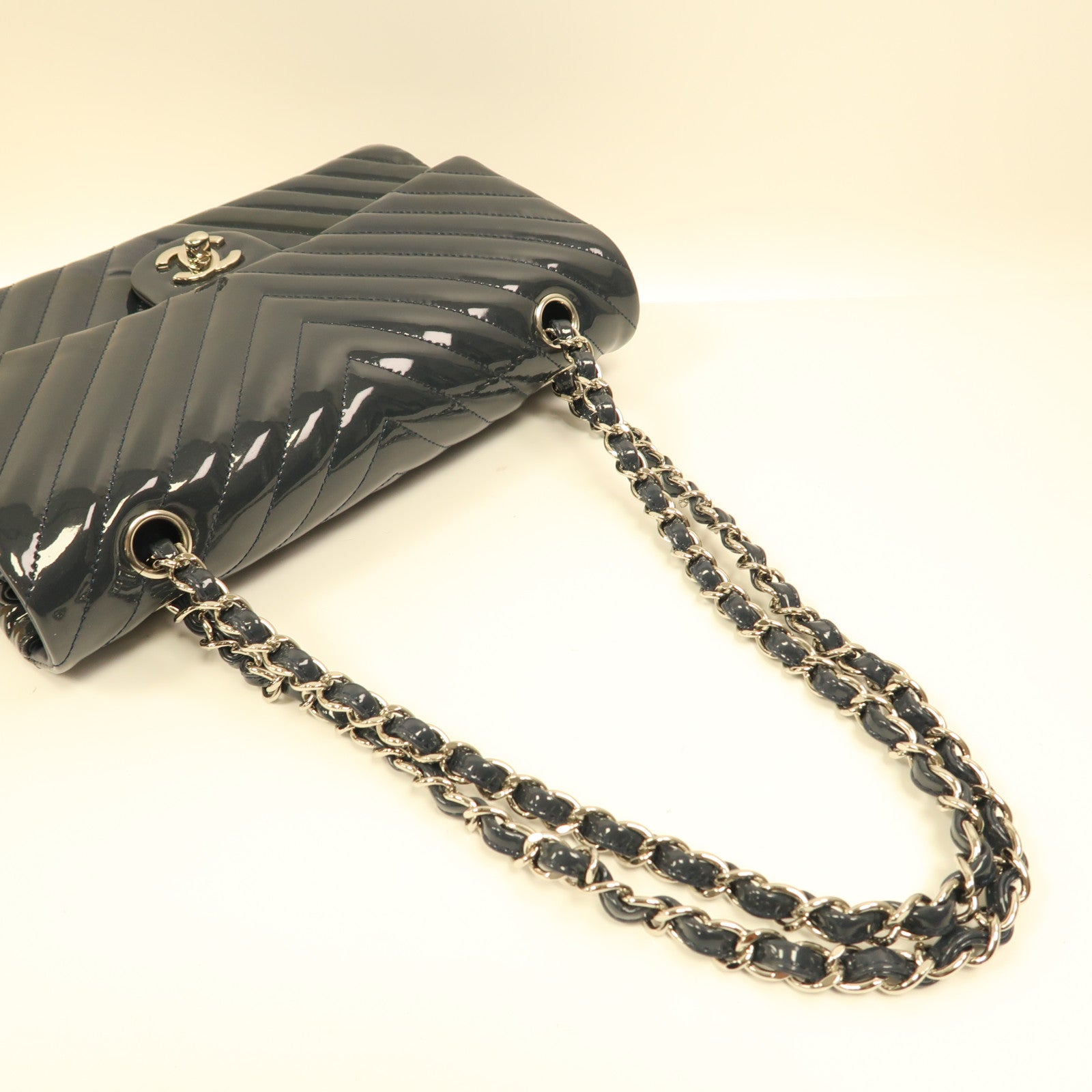 CHANEL 漆皮皮革Classic 25銀扣鏈帶肩背袋灰藍色