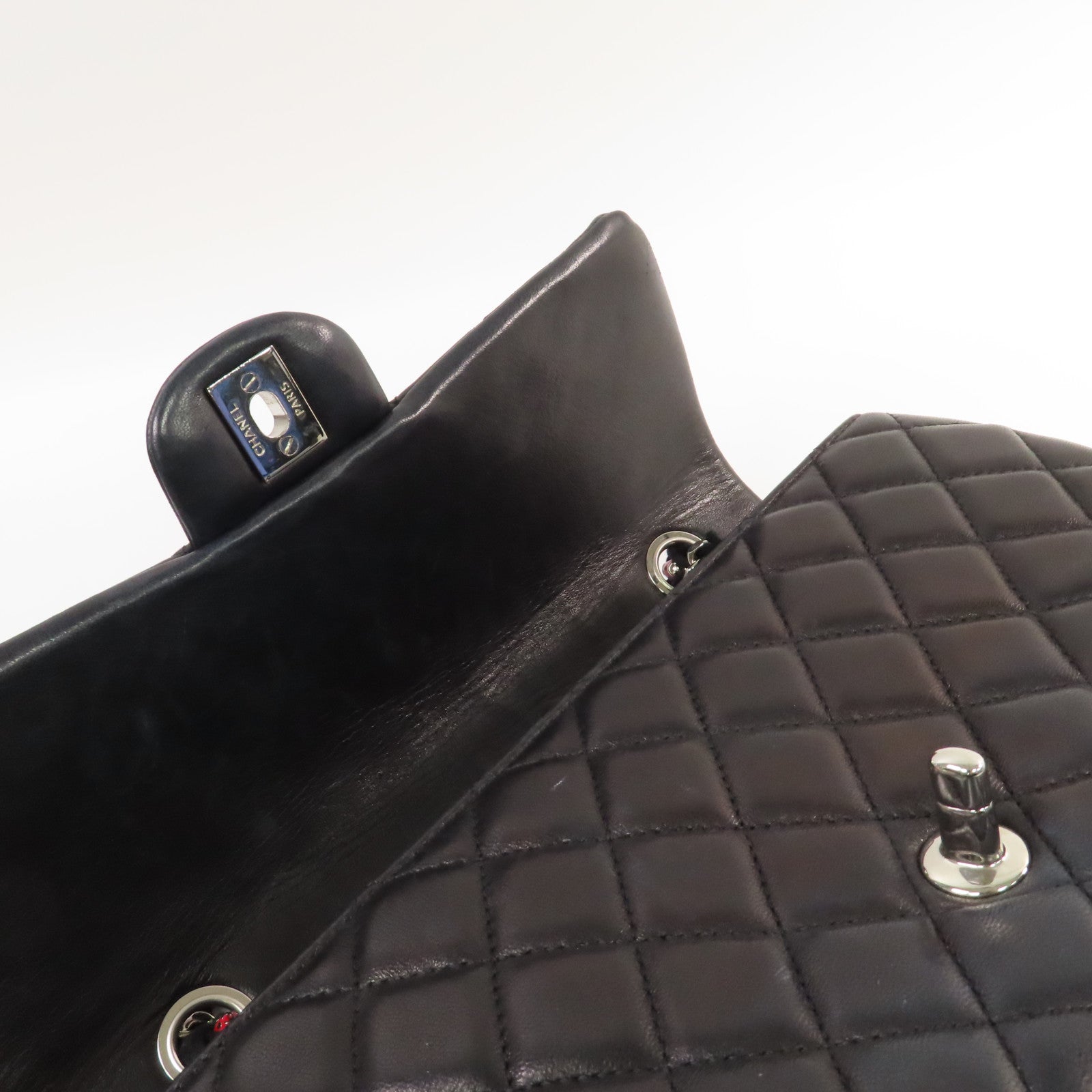 CHANEL 菱格羊皮皮革Medium Ladybug Classic Chain Shoulder Bag銀扣鏈帶肩背袋黑色