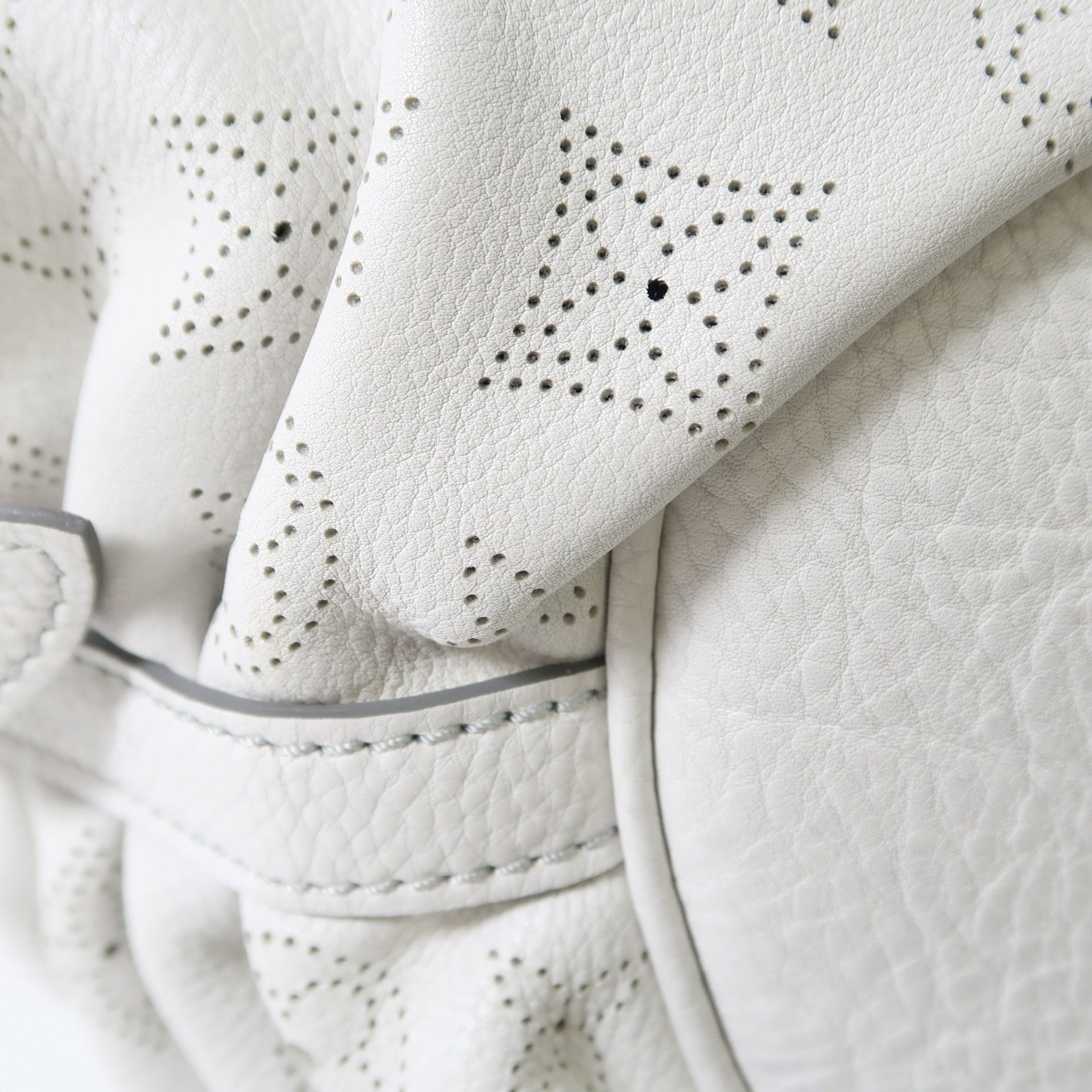 LOUIS VUITTON Mahina XS Shoulder Bag金扣肩背袋白色