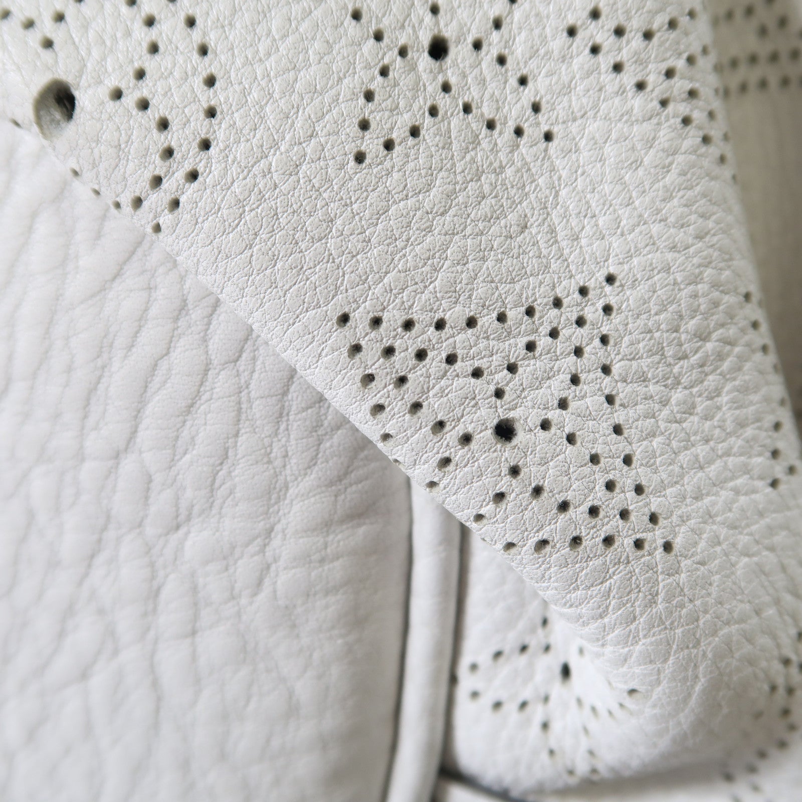 LOUIS VUITTON Mahina XS Shoulder Bag金扣肩背袋白色