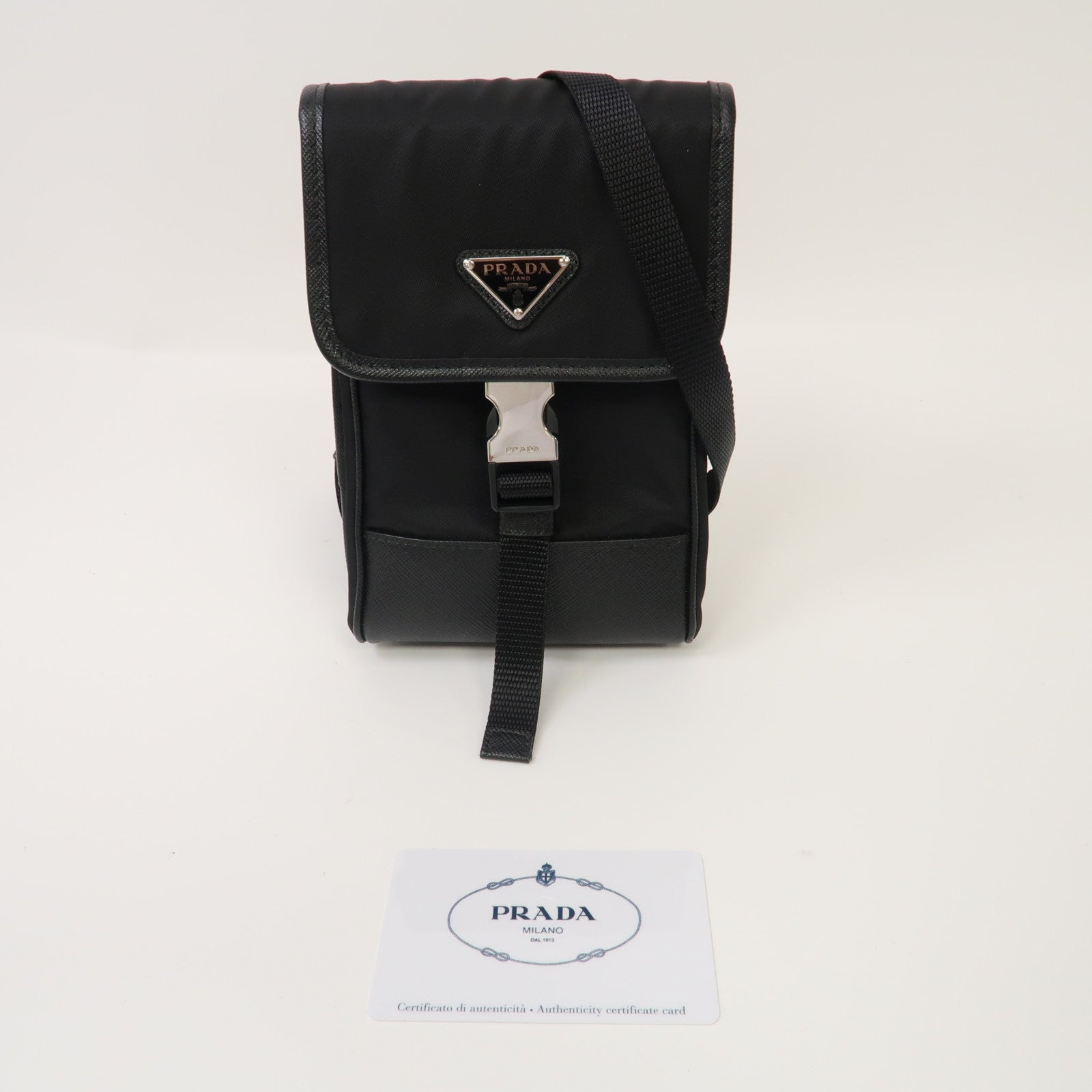 PRADA Saffiano皮革/尼龍Smartphone Case銀扣肩背袋黑色