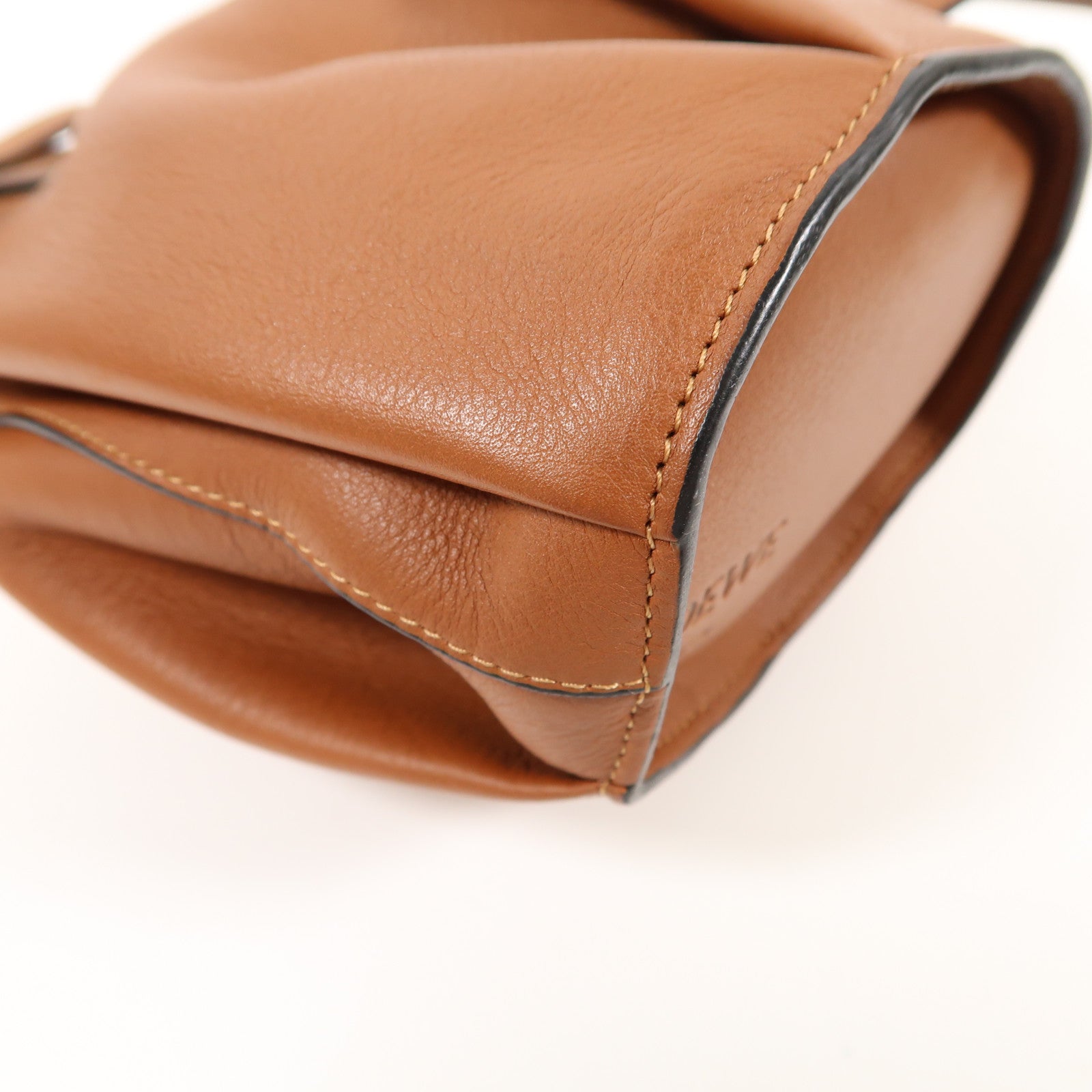 LOEWE 牛皮皮革Elephant Bag銀扣肩背袋