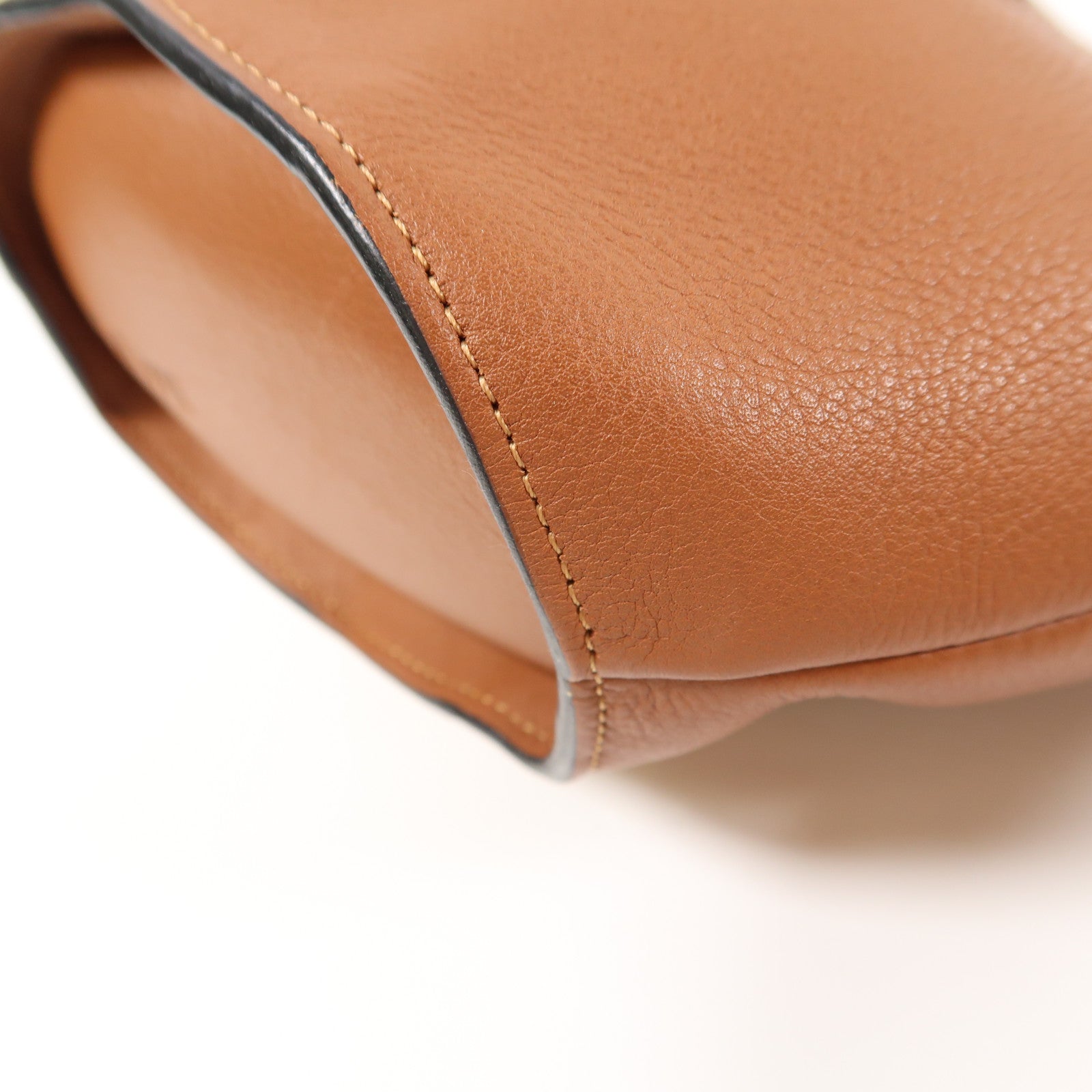 LOEWE 牛皮皮革Elephant Bag銀扣肩背袋