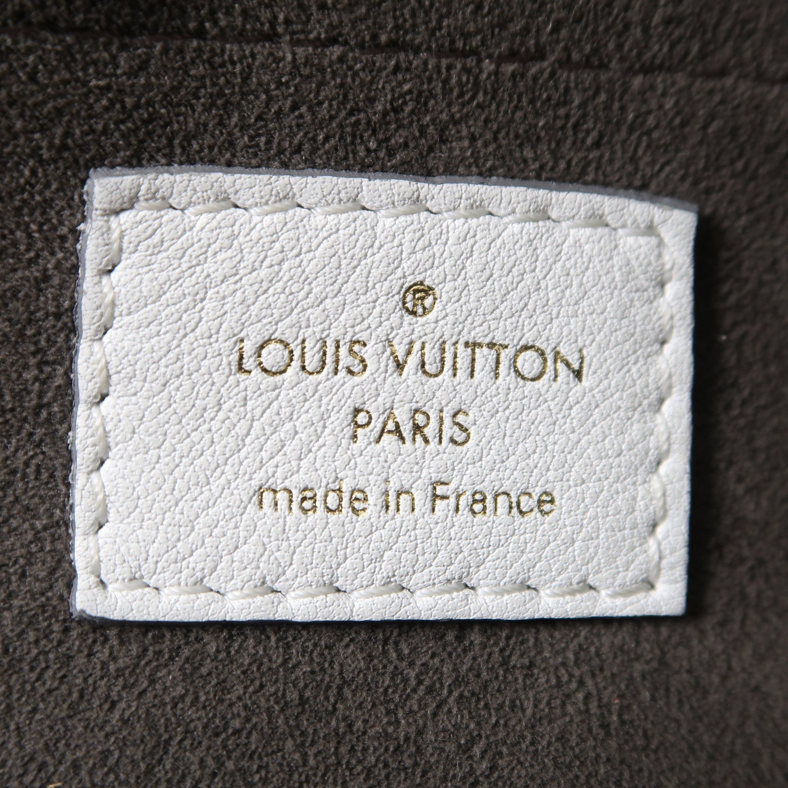 LOUIS VUITTON Mahina XS Shoulder Bag金扣肩背袋白色