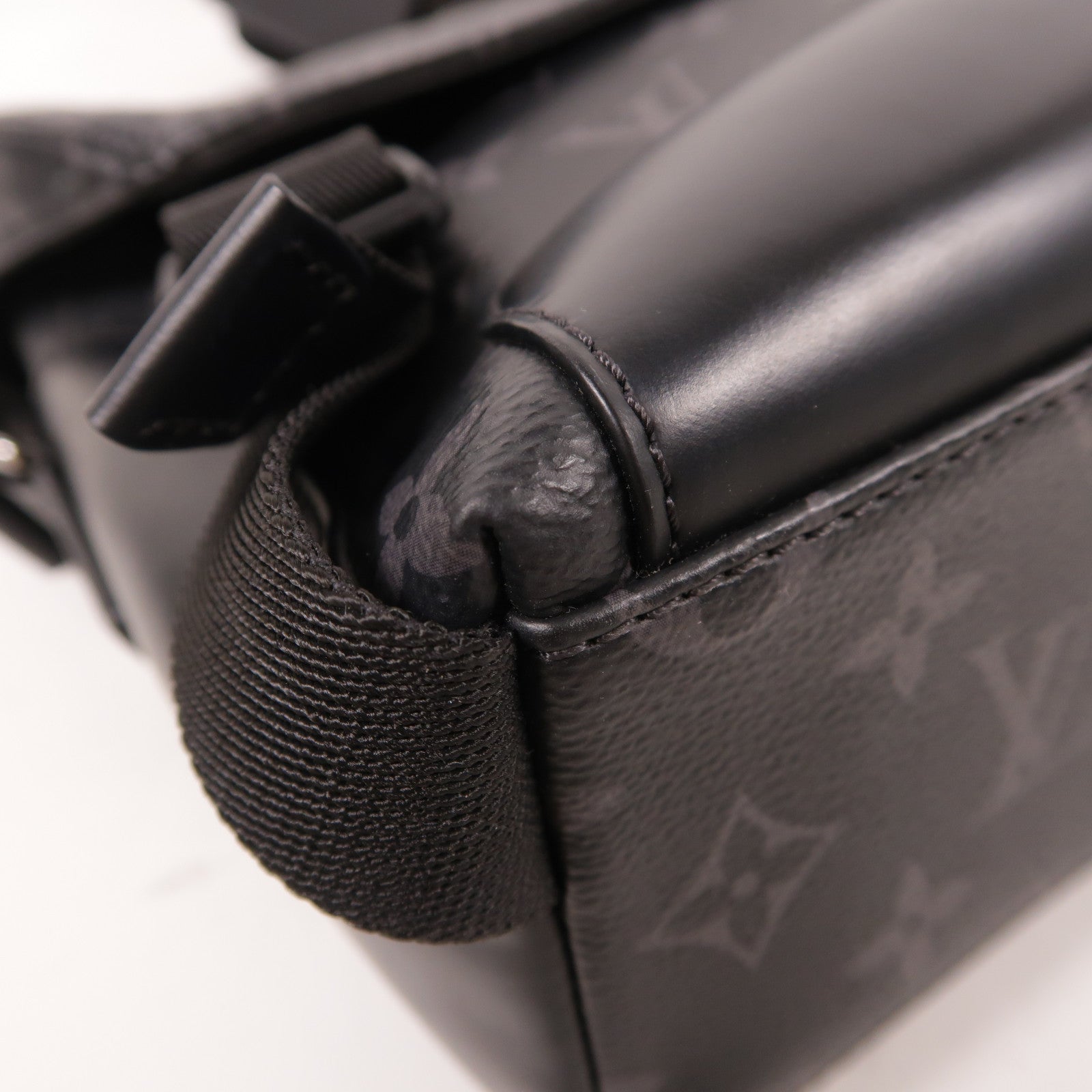 LOUIS VUITTON Monogram Eclipse Messenger PM Voyager銀扣肩背袋