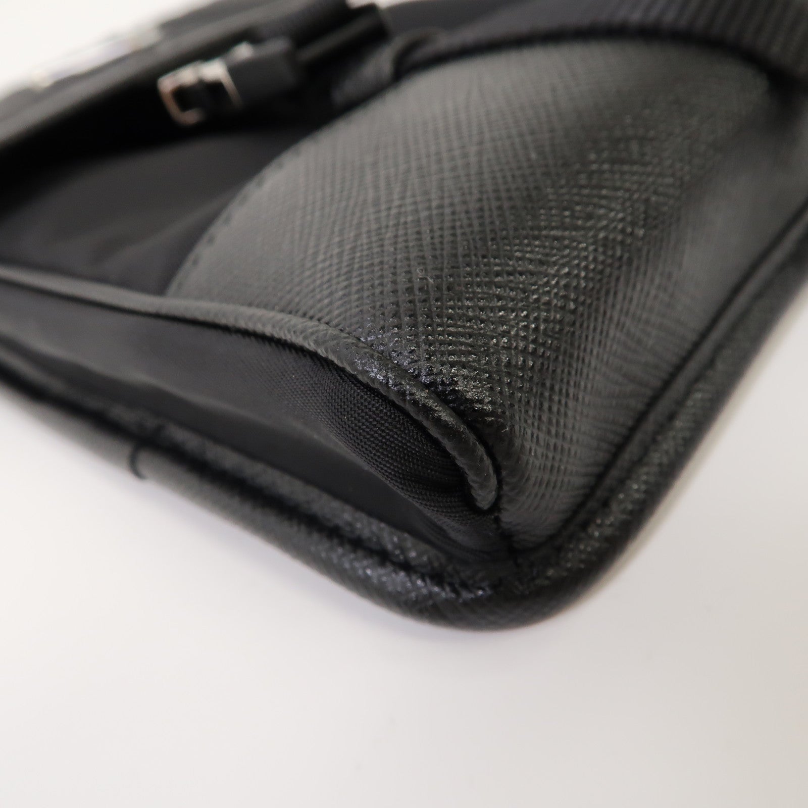 PRADA Saffiano皮革/尼龍Smartphone Case銀扣肩背袋黑色