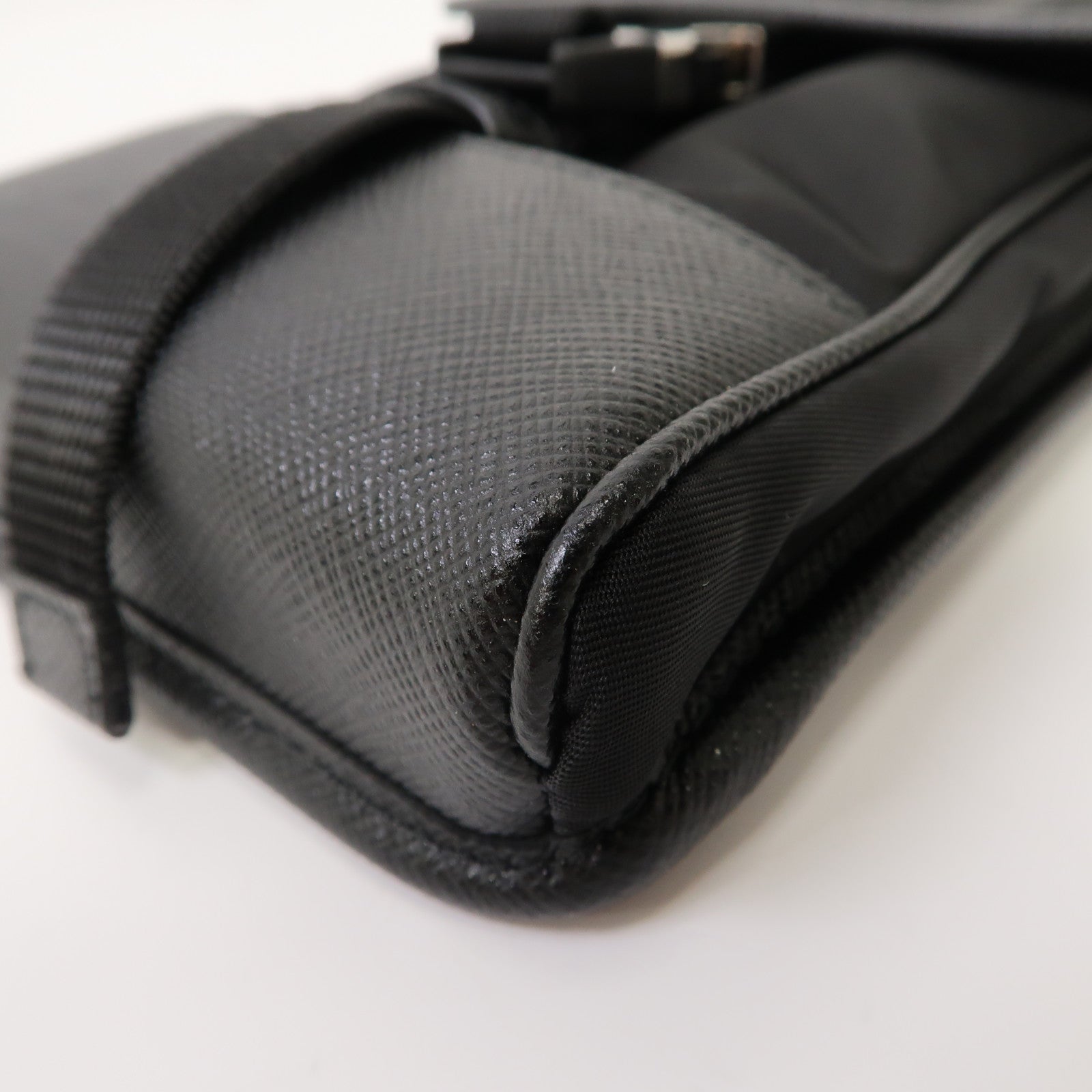 PRADA Saffiano皮革/尼龍Smartphone Case銀扣肩背袋黑色