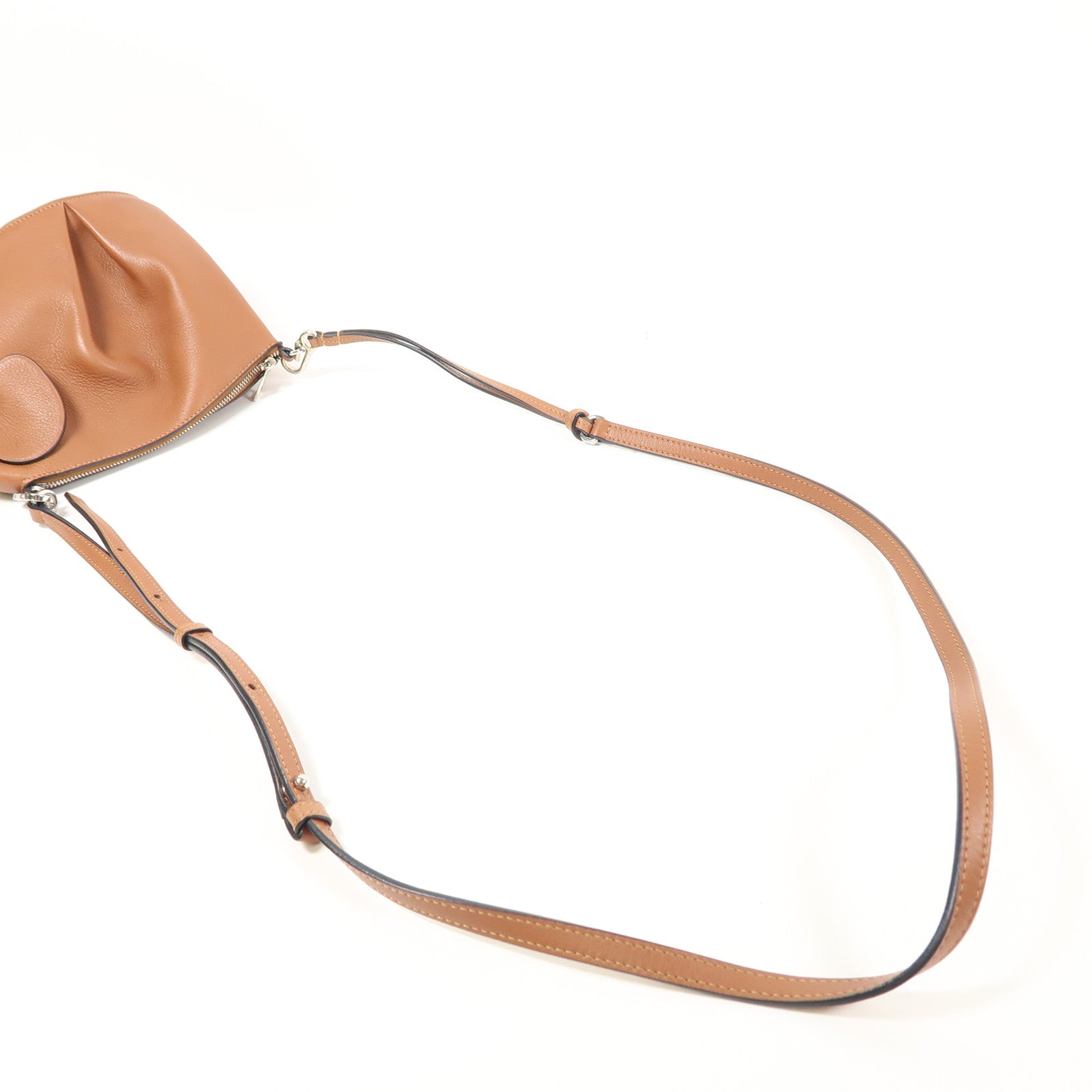 LOEWE 牛皮皮革Elephant Bag銀扣肩背袋
