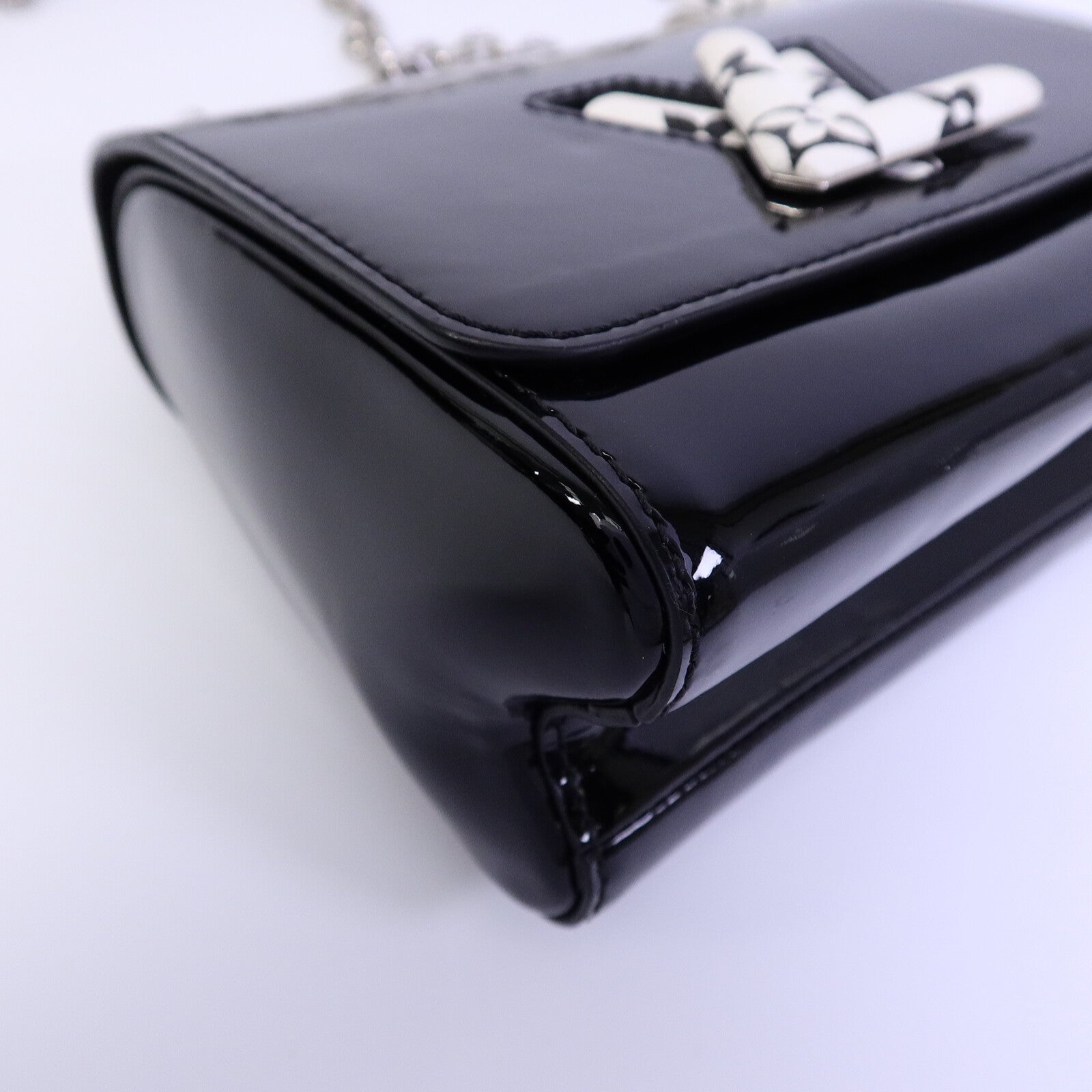 LOUIS VUITTON 漆皮皮革Twist PM鏈帶肩背袋